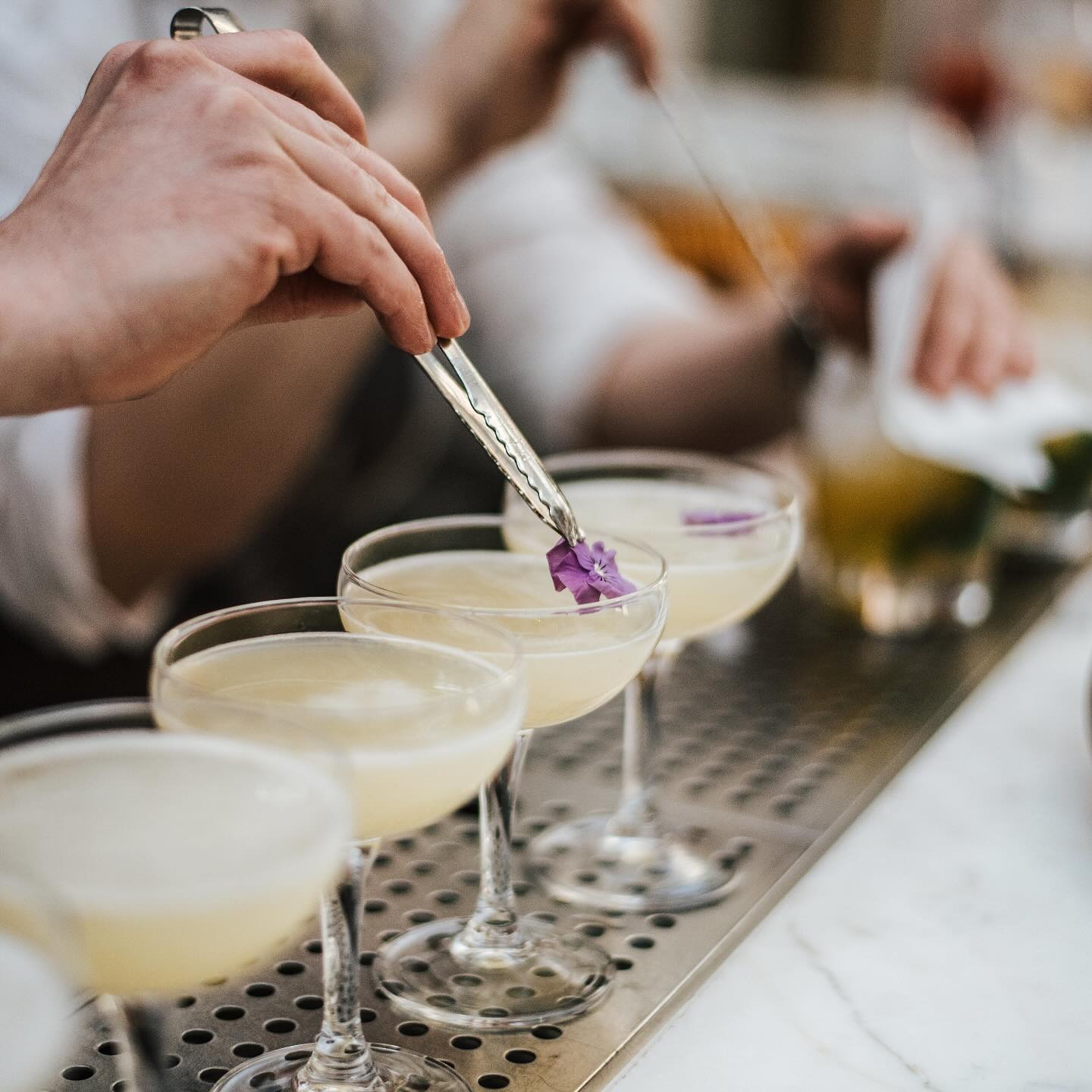 La saison des mariages approche, et c’est le moment parfait pour ajouter une touche d’élégance et de saveur à votre grand jour ! ✨🍸 Le Comptoir d’Alfred s’invite à votre événement avec un bar mobile et des cocktails sur-mesure carte de boisson …Pour des souvenirs inoubliables. Qui est prêt à trinquer à l’amour ? 🥂💍
#Mariage06 #BarmanDomicile #CocktailLover #FrenchRiviera #ÉvénementPrivé #BarMobile #WeddingVibes #Mixologie #VarMariage #CôteDAzur #CocktailArt #DrinksAndLove #BarmanPrivé #AnimationCocktail #ApéroChic #MariageEnProvence #BarmanMariage #Nice06 #cocktailparty
Dis-moi si tu veux d’autres ajustements !