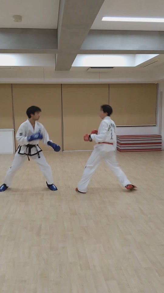 マッソギ(組手)練習!
相手の動きをよく見て、駆け引きしながら攻防します!
〜〜〜〜〜〜〜〜〜〜〜〜〜〜〜〜〜
当クラブはどなたも体験1回無料です!
ご興味のある方は詳細欄からHPをチェック!
DMからのお問い合わせにも対応しています!
#テコンドー #フィットネス #健康増進 #武道 #蹴り技 #格闘技 #キック #ストレッチ #ストレス発散 #ダイエット #杉並区 #永福町 #西永福 #下高井戸