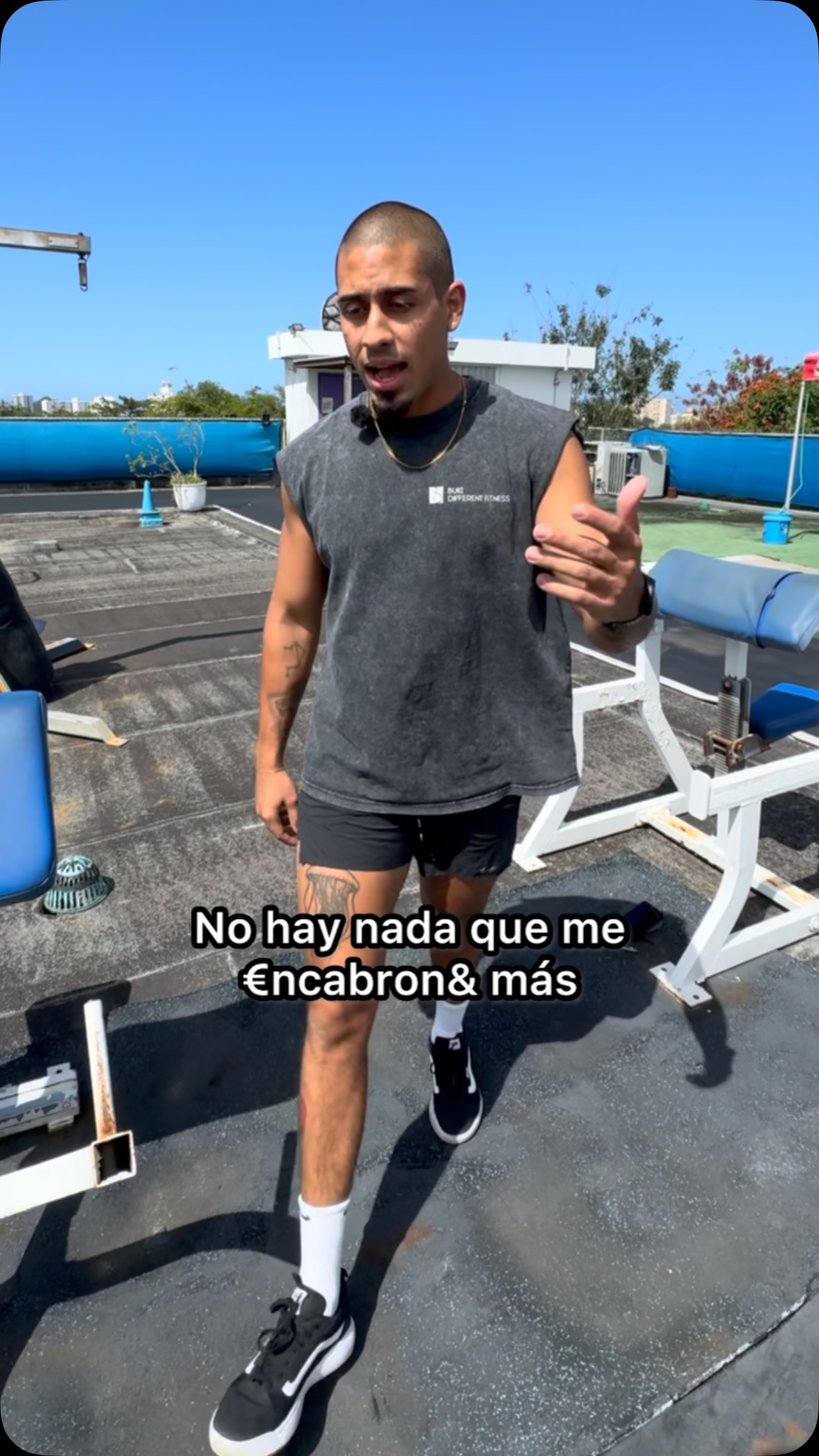 ¿Levantar pesas? Sí. ¿Levantarlas del suelo cuando terminas? No, porque al parecer el que viene después es tu empleado. 🤡 Si puedes cargarlo, puedes recogerlo. #GymEtiquette #NoSeasEseTipo #RecogeTuDesorden
