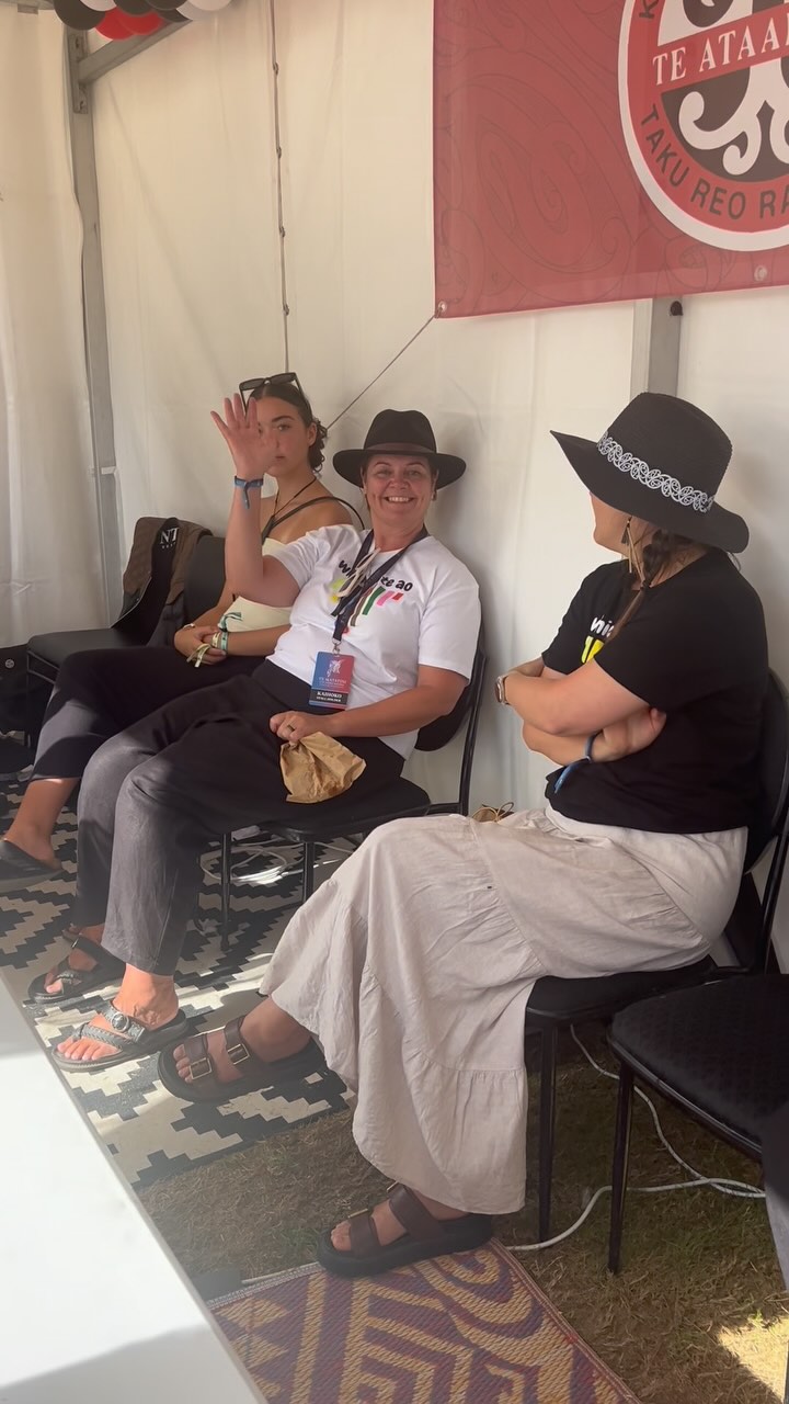 Tino “😵🤌🏽✨🔥” te rangi tuawhā nei o #tematatini ki #tekahuimaunga! Was choice 🤙🏽 to see everyone who came by our spot today. 🙌🏽🩷
Hīkaka katoa mātou mō te rangi whakamutunga āpōpō! A massive congrats 🥳👏🏼🎊 to ALL the kapa who took the stage these last 4 days!! E whiua nei i tō tātou reo rangitira ki te ao!!
#teataarangi #tereomāori #whiuakiteao #tematatini #kahuimaunga