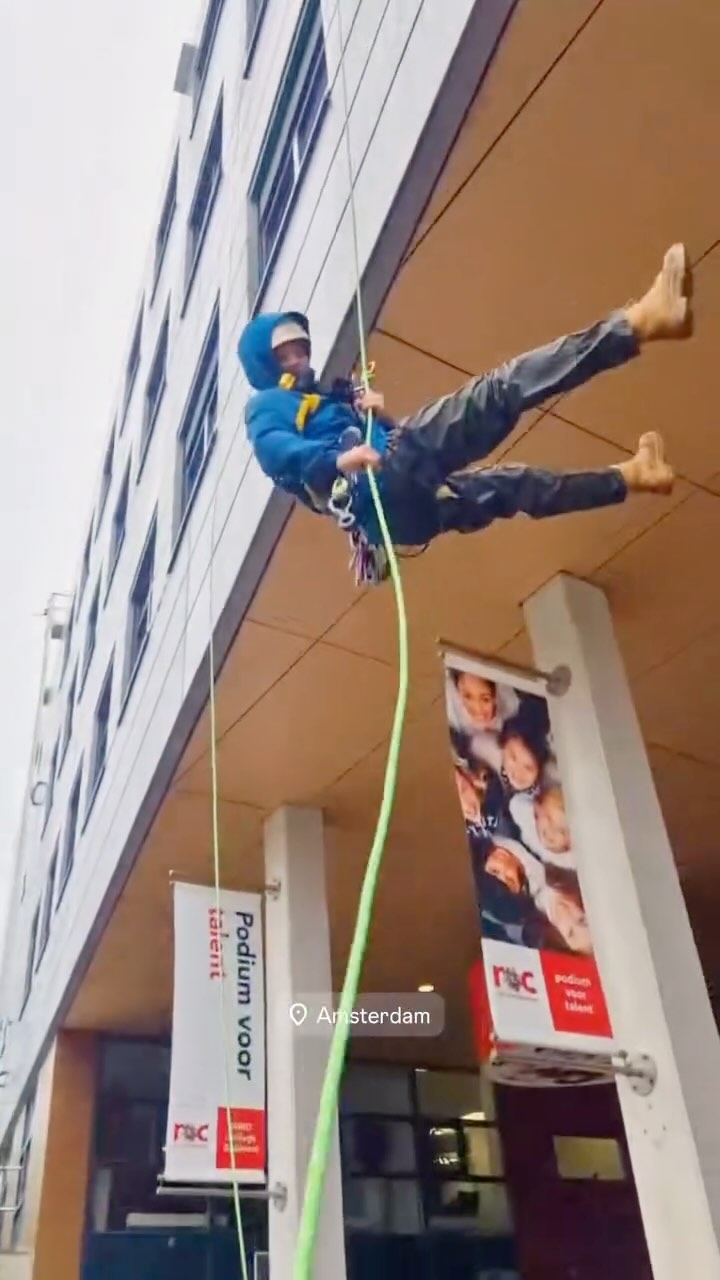 Abseilen van je eigen schoolgebouw! @rocvanamsterdam #Veva #rocva #abseil #abseilen #klimmen #bouwhetavontuur #avontuur #edelrid
