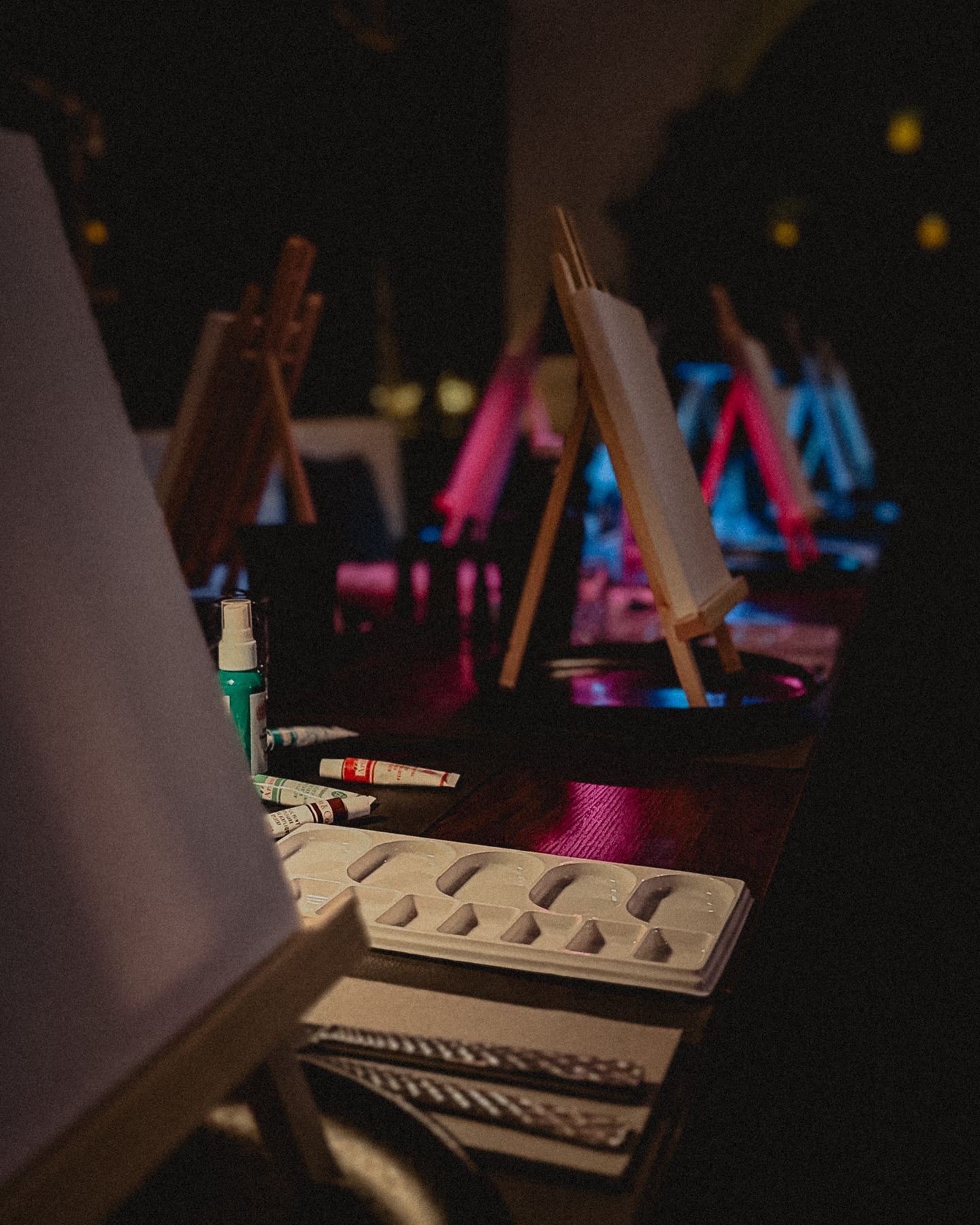 PAINT & WINE DIE ERSTE 🎨
Kreativ, aufgeschlossen und unglaublich herzlich - diese drei Eigenschaften treffen auf den heutigen Abend, denke ich, absolut perfekt zu!
Eins ist klar - dieser Abend war auf keinen Fall der letzte! Wir freuen uns jetzt schon auf eine baldige Wiederholung unserer heutigen Veranstaltung 🍷
Vielen Dank für dieses schöne Erlebnis in unseren 4 Wänden!
#creativ #paintandwinenight #paintandwinepassau #zwo20passau #restaurant #event #thankful