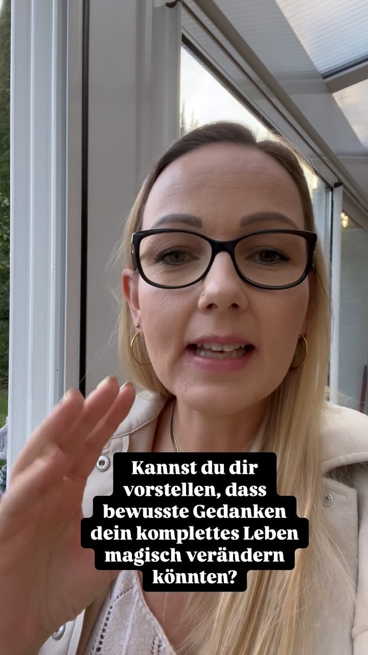 Reflektiere und lenke deine Gedanken mal ganz bewusst dort hin, wo du hin möchtest… was du fühlen oder erleben möchtest und begeistere dich damit selbst!
Anstatt zu sagen: meine Haut wird niemals schön… versuche es mit: Meine Haut wird jeden Tag immer schöner und schöner!
Viel Spaß dabei 🤩
#beautyup #fühldichschön #nicolescheucher #sprache #transformation #schönehaut