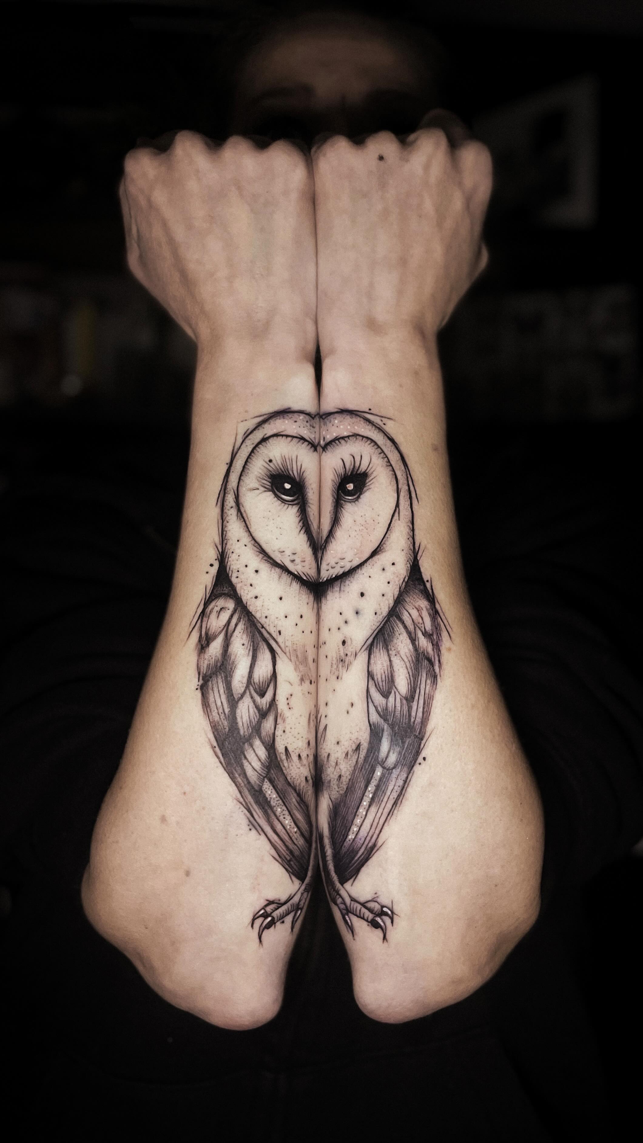 ✨LA CHOUETTE EFFRAIE DE SARAH✨
J’adore les chouettes, et j’adore les challenges ! Sarah avait envie d’une petite effraie sur les avant-bras, et on s’est amusées sur le placement ! Ce que l’histoire ne dit pas, c’est que le plus compliqué a été de faire la vidéo ! 🤩
Tu en penses quoi ? ☺️
#praxiis #blackwork #owltattoo