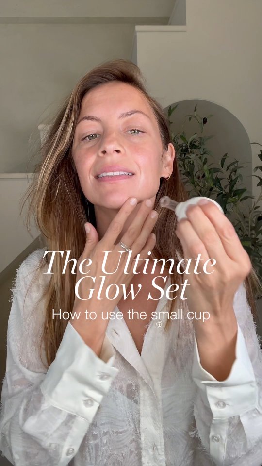 ✨️ The Ultimate Glow Set - How to use the small cup 🤍
The gorgeous @mooniebymila shows how to the use small cup from The Ultimate Glow Set. The subtle suction power of the small cup is perfect for the delicate areas of the face. Think of the area around the eyes and mouth.
Cupping stimulates blood circulation, drains excess fluids, firms the skin, plumps the lips, and softens fine lines and wrinkles.
Before cupping, apply Le Youth serum. This 100% natural serum:
• Hydrates, nourishes, and soothes the skin
• Contains vitamin E, which protects the skin from aging
• Makes the skin glow and gives you a youthful radiance
• Is suitable for sensitive skin
The serum contains Acmella Oleracea extract, a natural micro-muscle relaxant that helps reduce micro-contractions and prevents wrinkle formation.
The combination of the serum and the cups provides the ultimate glow, enhancing the serum’s effects even further. Together, they offer a powerful, natural boost that makes your skin glow ✨
Discover The Ultimate Glow Set via the webshop: mooniebymila.nl & commecaskincare.com 🤍