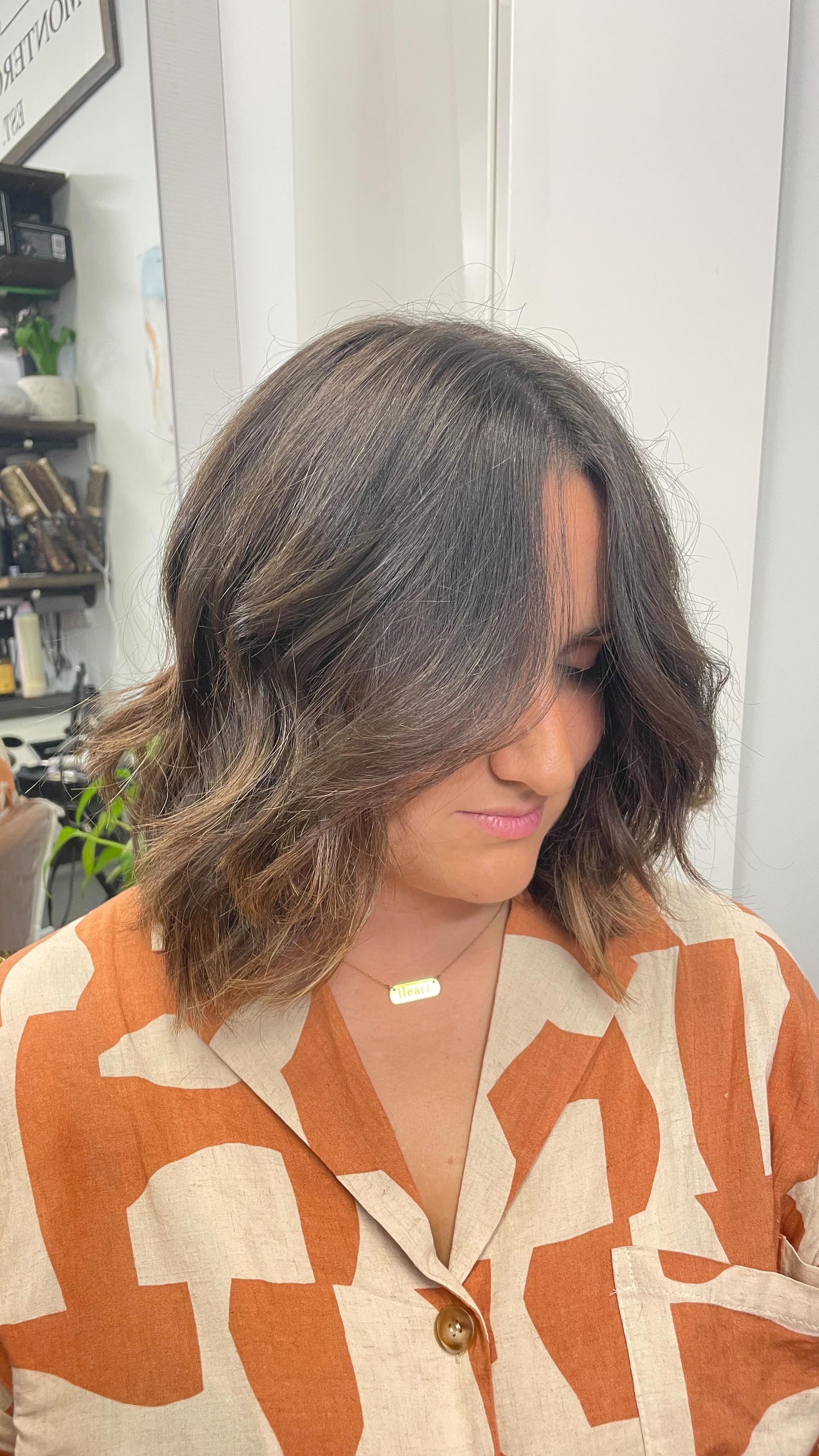 Two things I love being BEHIND THE CHAIR:
•Love the CHALLENGE of taking an “at home” cut and turning it into something new and fresh. 😎 (we still strongly advice against though 😅)
•Working with moms, especially with small children, and having them leave our studio feeling their absolute best. They deserve so much. 💕
-Pam
.
.
.
#reels #reel #reelsinstagram #fyp #fypシ #haircolor #womenstyle #womenshair #originalandmineral #simplyorganicbeauty #holistichairtribe