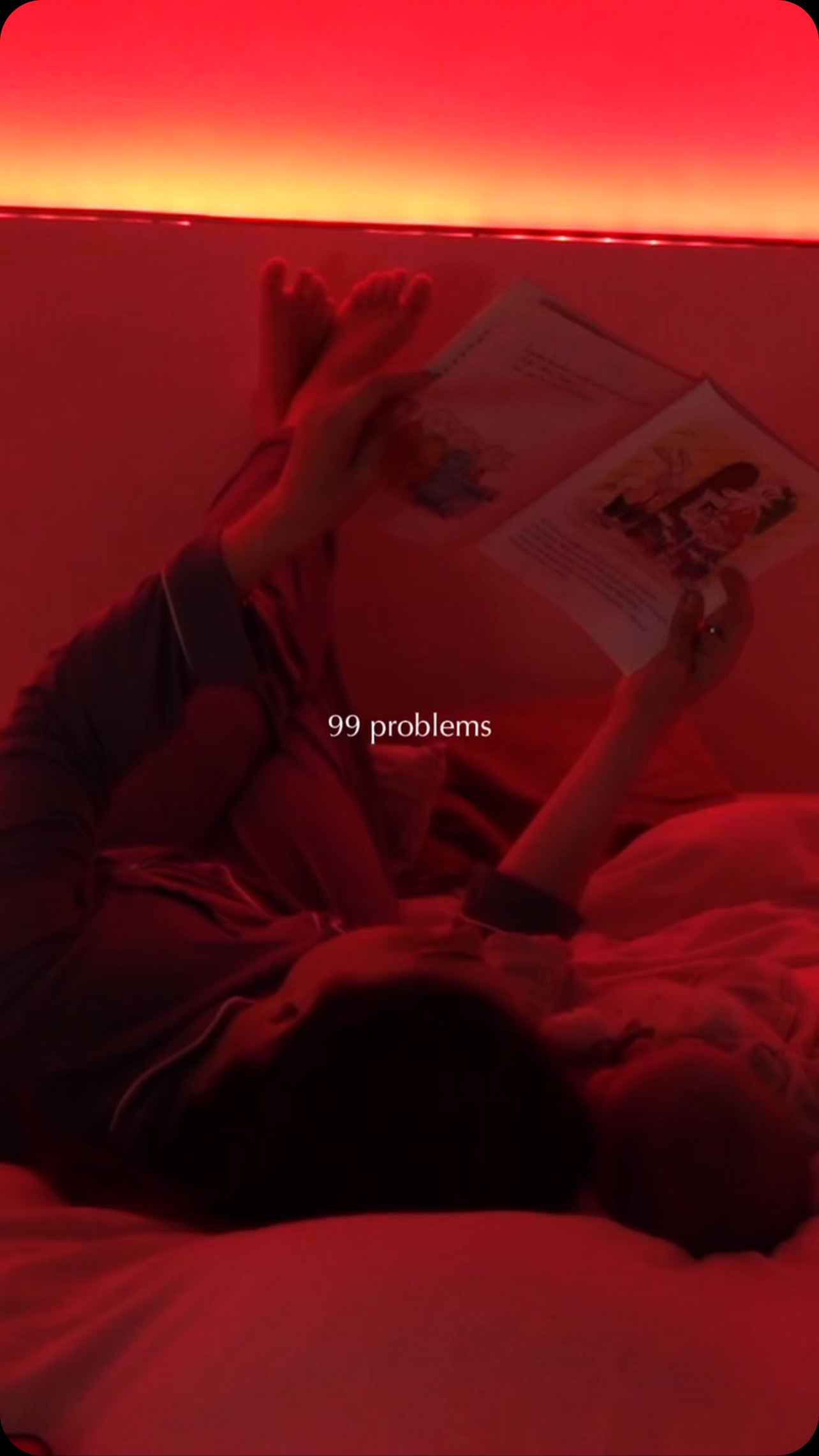 Lumière rouge + bébé + câlins = heureuse ⬇️
✨ Les bienfaits de la lumière rouge:
Apaise le stress en activant le nerf vague
Améliore la mémoire et la cognition
Réduit l’inflammation nerveuse
Favorise un sommeil profond et réparateur
Protège et régénère les neurones
Soulage les douleurs neuropathiques et les migraines
✨ Les câlins à son bébé:
Booste l’ocytocine (hormone de l’attachement)
Diminue le cortisol (réduit le stress)
Active la dopamine (plaisir et motivation)
Favorise la sérotonine (calme et sommeil)
Renforce le lien parent-enfant
Et toi ? Dis moi en commentaire ton cocktail parfait pour être heureux(se)?
Un vrai boost pour le cerveau et le bien-être ! Tu as déjà testé la lumière rouge ?