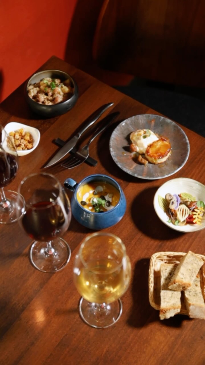 Se la tavola si riempie a ritmo di musica… Può essere soltanto un reel! ✨😁
Ma anche dal vivo, la bellezza di vedere i vostri tavoli che si compongono di tanti piccoli assaggi: è indescrivibile.
—
#Rabarè ti aspetta in Via Maria Vittoria 58/H.
Dal martedì al sabato: per aperitivo, cena e dopocena.
Puoi prenotare direttamente dal nostro Link in Bio o mandando un messaggio al +39 366 1443776.
#piccoliassaggi #grandiingredienti #cucinacreativa #nuovaapertura #nuovaaperturatorino #ristorantetorino #enotecatorino #bistrottorino #NoLo #rabarè