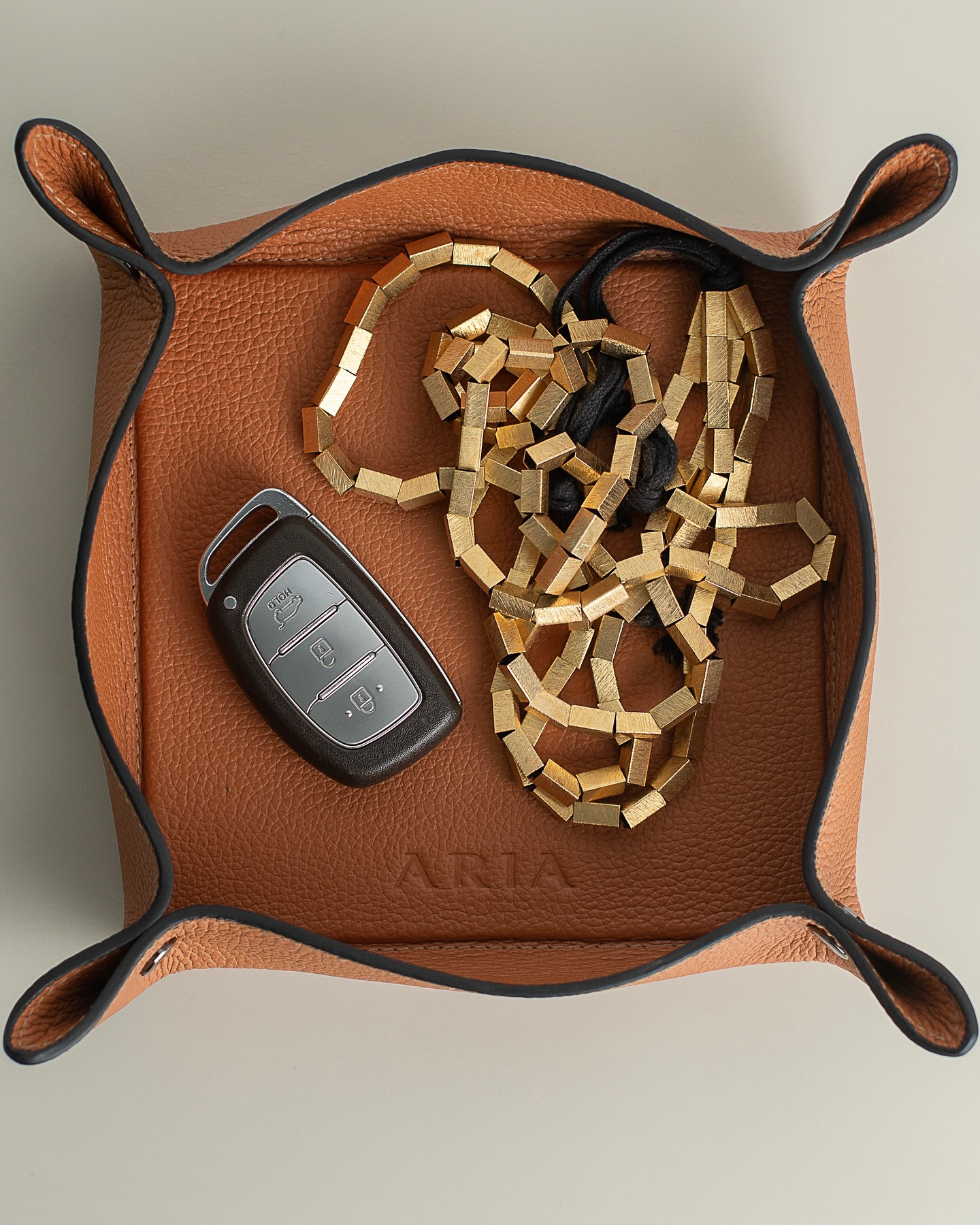 Luxury, Tailored for You!
Exceptional materials, artisanal techniques, and a commitment to exclusivity, because your space deserves the best.
#leatherdesign #tableware #luxuryliving #leather #leathergoods #decor #homedecor