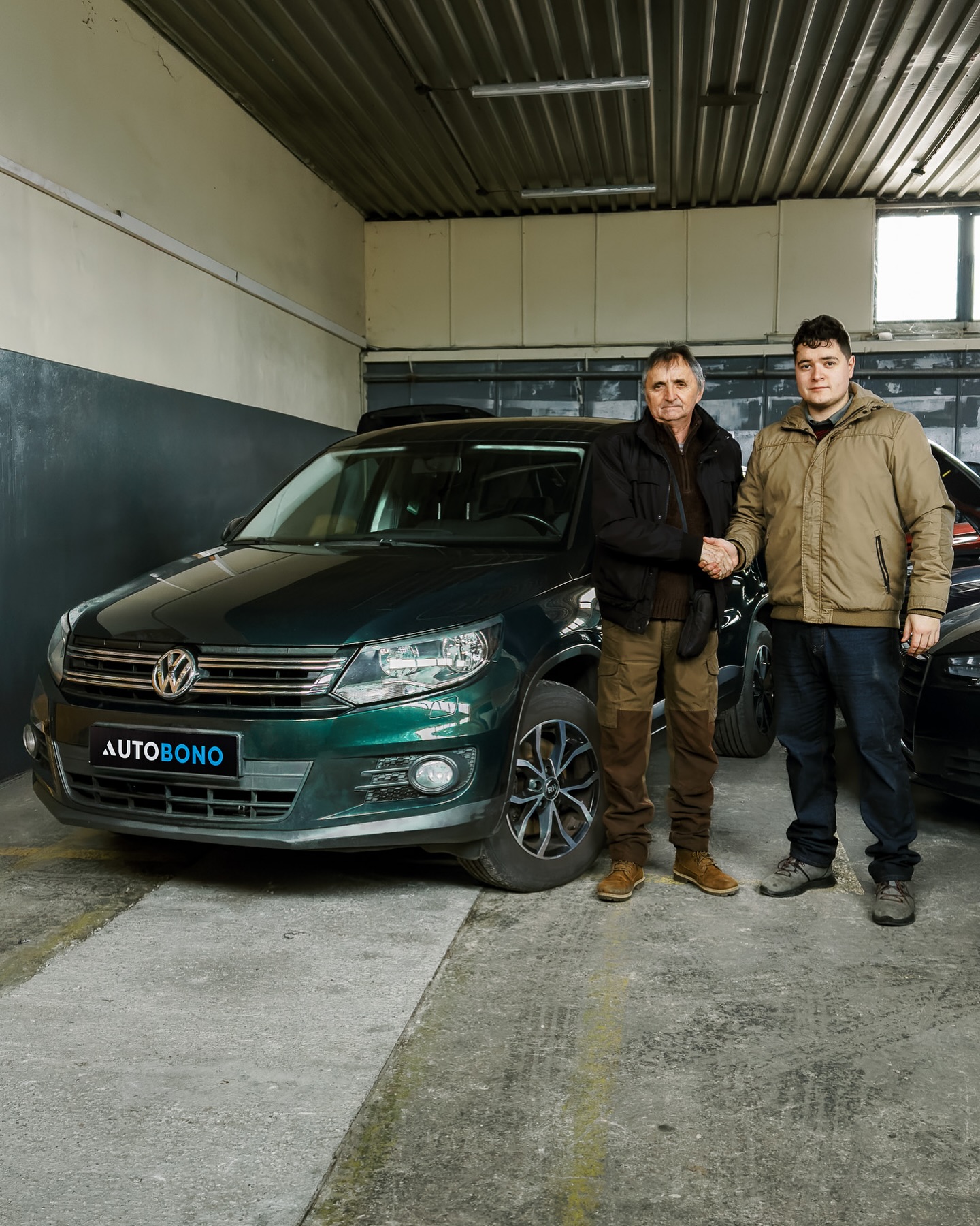 Tiguan je nesmierne obľúbený za svoj nadčasový dizajn a skvelú vnútornú využiteľnosť. Napriek strednej veľkosti disponuje dostatkom priestoru pre rodinné využitie a so svojimi motormi má čo ponúknuť aj náročnejším šoférom. Tento zelený fešák s výborným dvojlitrovým dieselom sa u nás dlho neudržal, tak povediac sa predal priamo z kamióna. Prajeme však všetky šťastné kilometre a posielame pozdravy 👌🏻