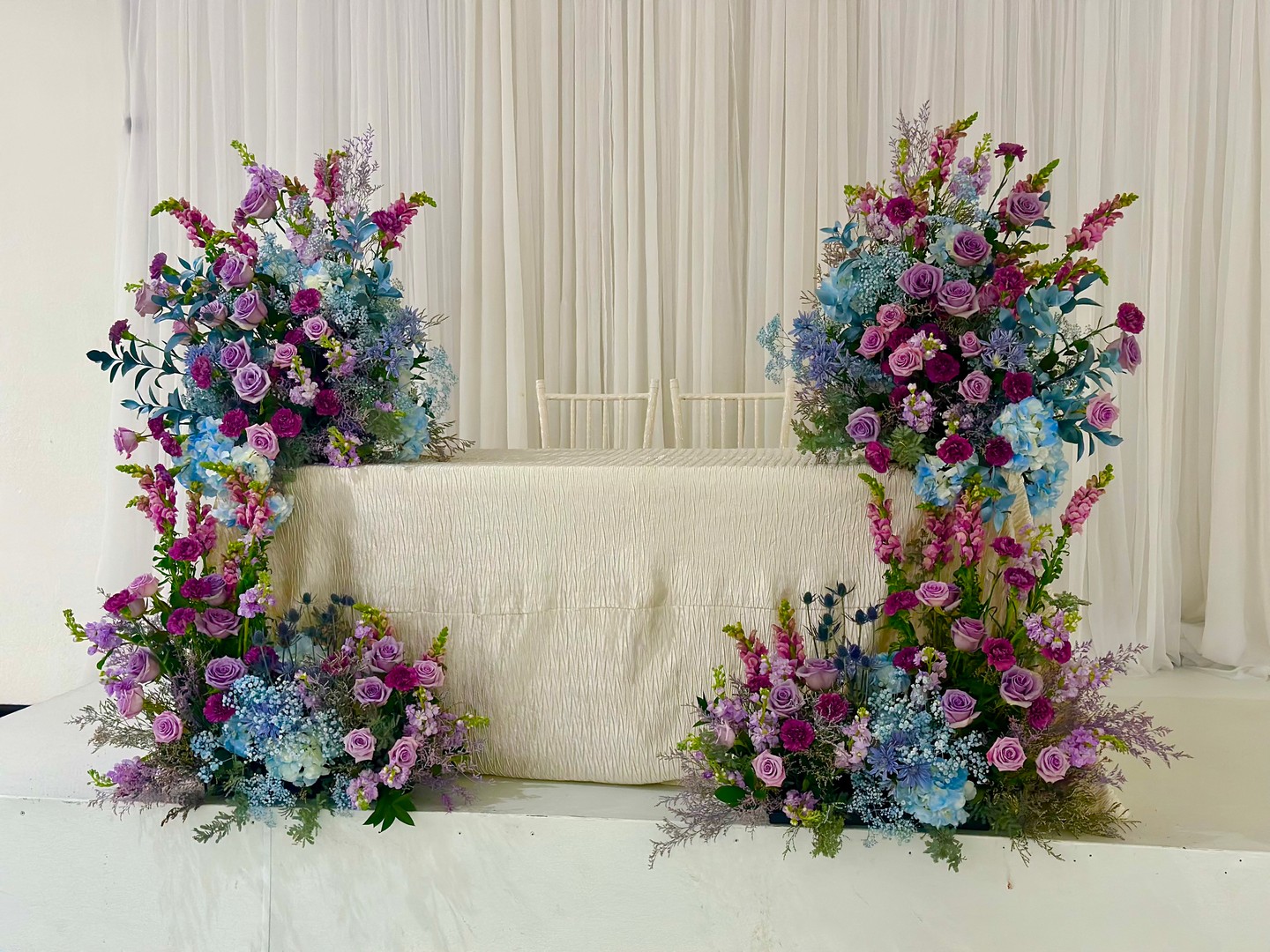 All eyes on the newlyweds! ✨💍 Your sweetheart table deserves to be just as stunning as your love story. From lush florals to romantic candlelight, we create a dreamy setting for your perfect 'just us' moment. 💕🌿✨ #SweetheartTable #WeddingDecorGoals #LuxuryWedding #RomanticReception #FloralDesign #HoustonWeddings #TheRedExperience#BrideAndGroom #WeddingDetails #ElegantWeddings