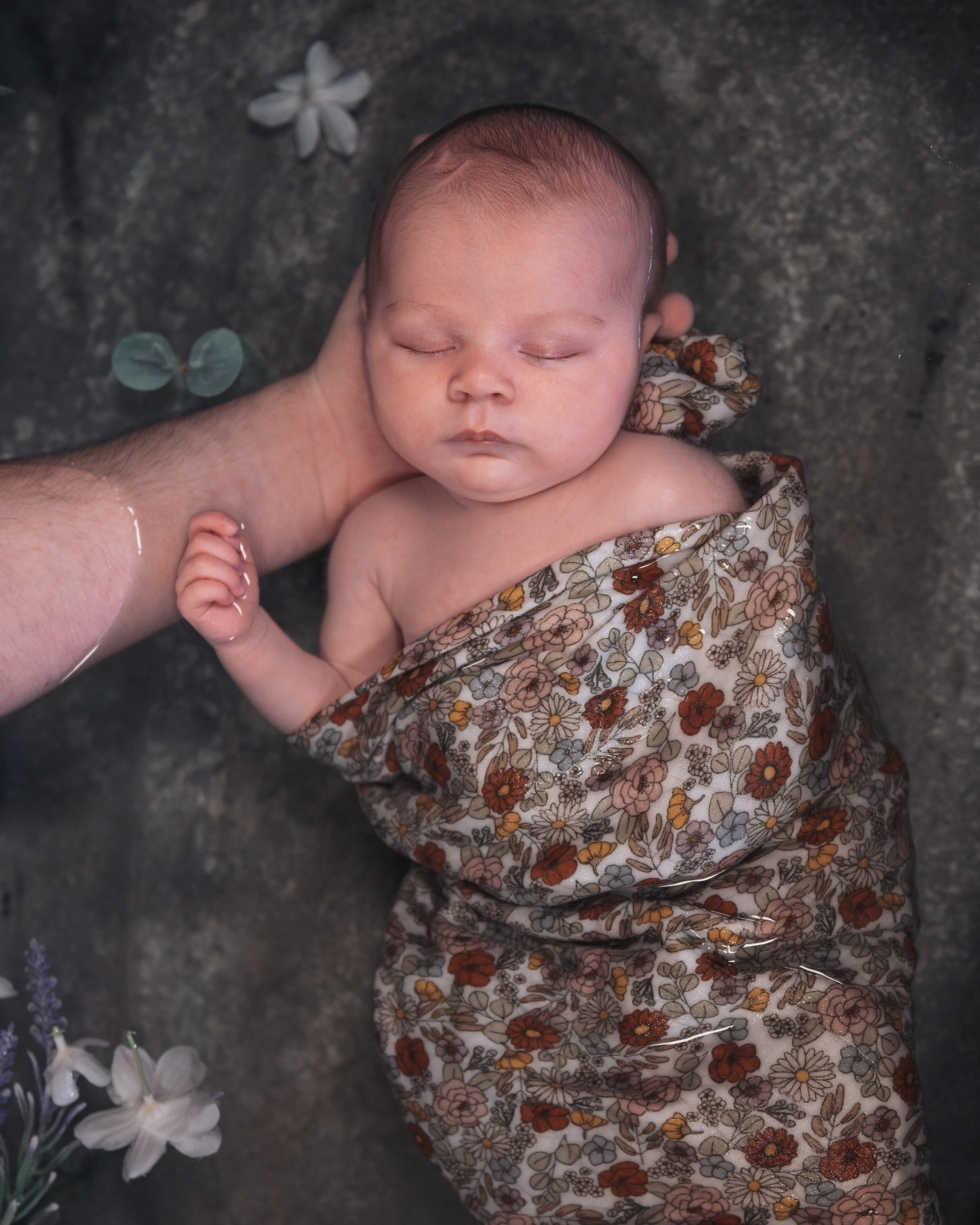 Elena 🤍
Quelle joie quelle et reconnaissance de revoir des clients tout au long de leur aventure dans la parentalité.
En janvier dernier, j’ai eu la chance de me rendre chez Charline et Dylan pour capturer des instants précieux de la grossesse de Charline.
Mardi, ils m’ont de nouveau accordé leur confiance pour le bain enveloppé photographié de leur petite Elena.
Et on me dit dans l’oreillette que cela va se poursuivre avec un massage postnatal avec resserrage de bassin prochainement pour Charline. 💫
Merci pour votre confiance et ces moments passés ensemble. 🤍
Quand je rencontre des personnes comme vous, je sais pourquoi je fais ce métier, alors merci. ✨
Vous souhaitez également me faire confiance pour capturer un moment précieux de votre vie ou bien prendre soin de vous ? Offrir ces doux moments ? ✨
Rendez-vous sur www.lecocondiris.com pour découvrir toutes mes prestations ou envoyez-moi un message en DM pour avoir plus d’informations. 🌈
📍À domicile sur Reims, dans la Marne, la Haute Marne, l’Aisne et les Ardennes.
Cabinet au 34 rue Ponsardin 51100 Reims
#bainenveloppé #bainenveloppéreims #photographereims #photographenaissancereims #photographegrossessereims #reims #epernay #laon #vitrylefrancois #saintdizier #charleville