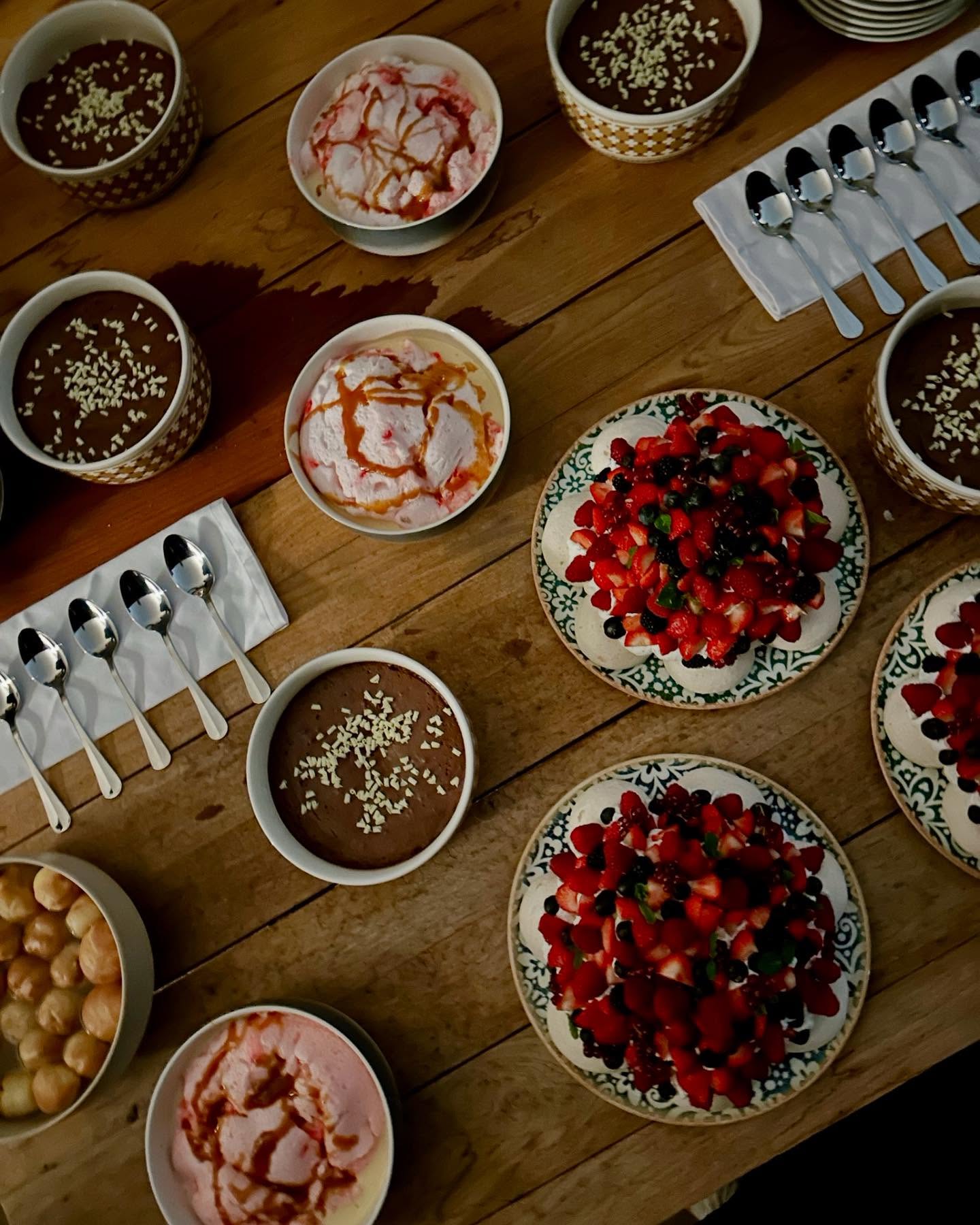 Nos emblématiques gourmandises, à partager… ou non ! 😝😋
#byjoytraiteur #byjoy #sainttropez #sttropez #catering #traiteur #traiteurevenementiel #traiteursurmesure #traiteursainttropez #traiteursttropez #reception #frenchriviera #event #caterer #gastronomie #gastronomieprovencale #provence #dessert #gourmandise #mousseauchocolat #pavlova #oeufsalaneige #babaaurhum #provencetraiteur #bonneadressetraiteur #ttbon #lefooding #buffet #wedding #birthdayparty