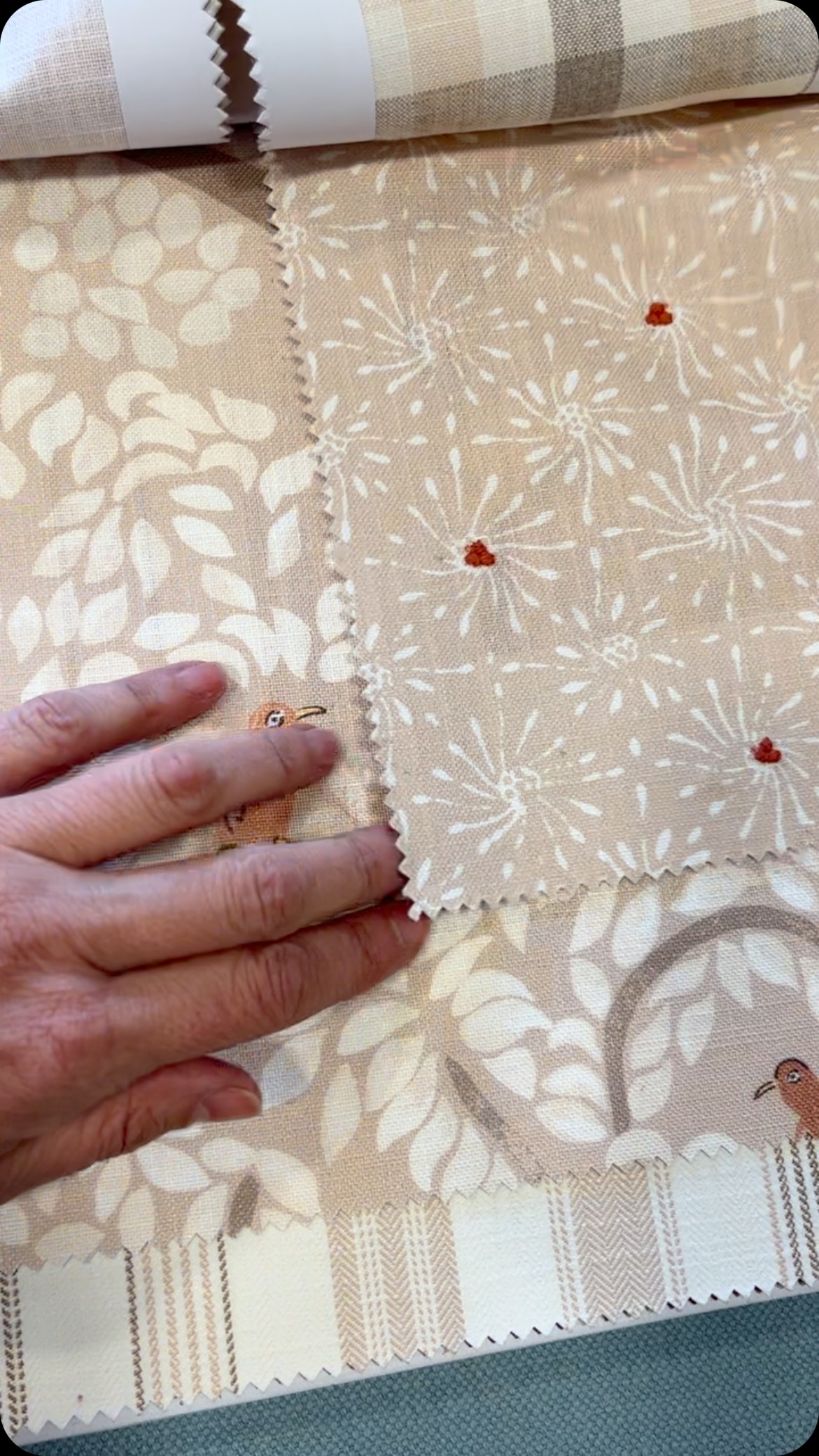 Vienen días lluviosos en Madrid! pero cuando recibes cositas nuevas y ves que sale el sol… Te apetece dar un cambio de aires a tu hogar, no?
Pues mirad cómo puede quedar la combinación de cuadro y rayas con estampados 💗
#livinglavidadeco #decoracion #decoradoresmadrid #iluminacion #textiles #deco