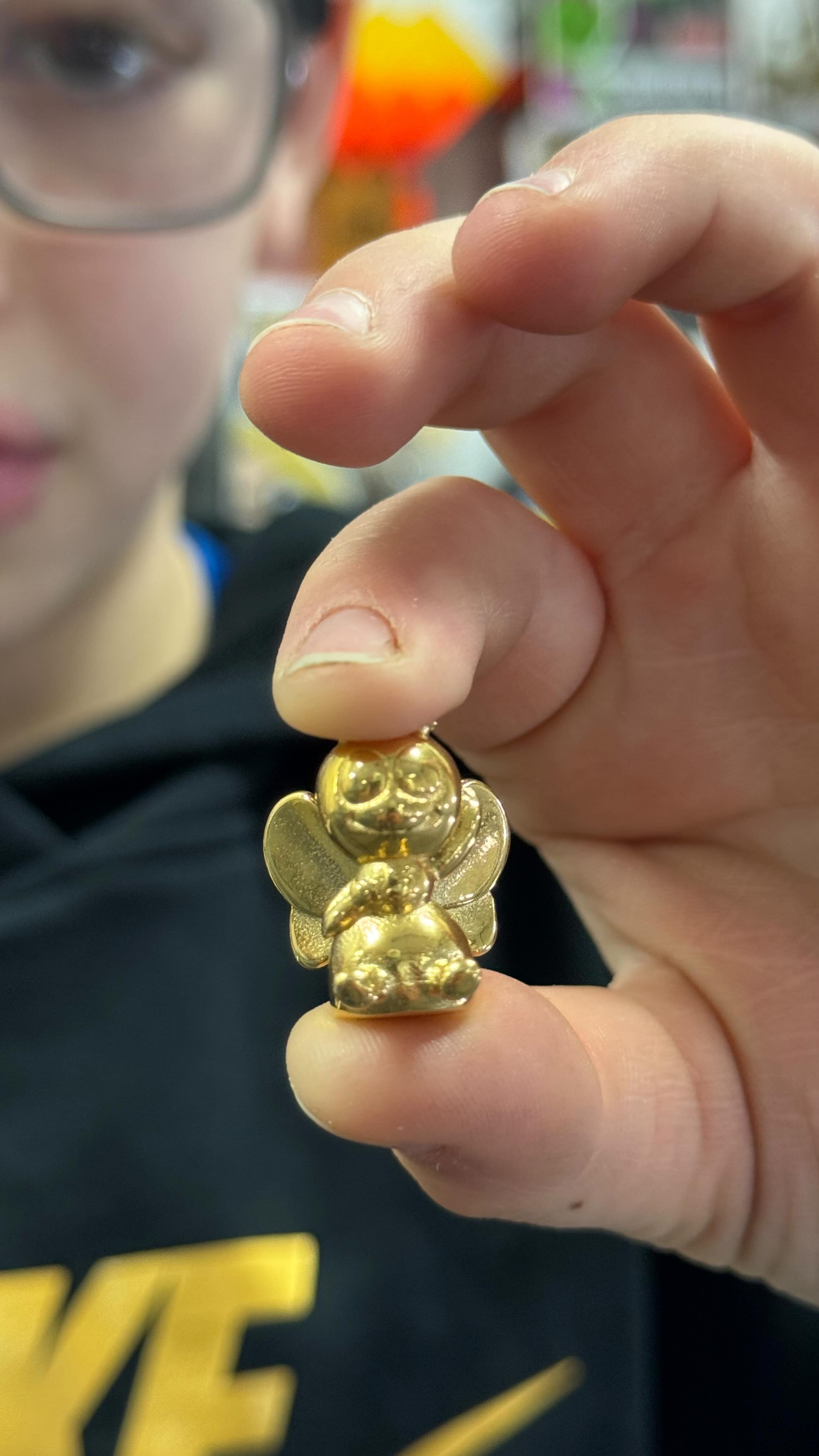 WE HAVE FOUND A GOLDEN GARY BEE!!!!
Karson here from Sioux Falls, SD found the gold plated VF Mini at @sportbowl here in Sioux Falls! This is the fifth GGB found in the entire country so far.
Karson now has the chance to win an all exclusive trip to NYC @newyorkcomiccon to meet @garyvee and the VeeFriends team! We also sent him home with a graded VeeFriends trading card, a mystery prize of his choice, and a bag full of minis!
Congrats again Karson!!
#VFMinis #VeeFriends