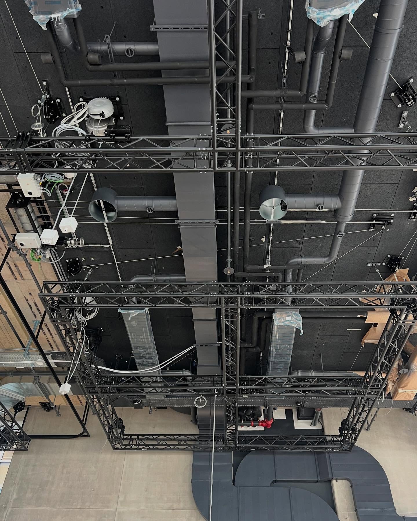 Mise en peinture de gaines et techniques de ventilation.
Merci aux équipes. Incroyable travail, défi relevé dans la qualité et le délai. 💥 #bestteam
Merci à notre responsable de chantiers et d’équipes pour sa gestion. 🙌🏼 #bestman
Merci à notre client pour sa confiance.
#peintureelectrostatique
L’histoire Electro Painters continue…