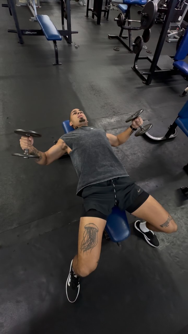 ❌ Deja de hacer mal el Dumbbell Chest Fly ❌
La mayoría comete el mismo error: abren demasiado los brazos, lo que pone la tensión en los bíceps y hombros, en lugar de enfocarla en el pecho. Esto no solo reduce la efectividad del ejercicio, sino que también aumenta el riesgo de lesión en los hombros.
✅ Corrección: En vez de solo abrir los brazos, lleva los codos hacia atrás mientras bajas las mancuernas. Así, la tensión se mantiene directamente en el pecho, maximizando la activación muscular y evitando sobrecargar los hombros.
🔥 Hazlo bien y siente la diferencia 🔥 ¿Lo estabas haciendo mal? Cuéntame en los comentarios 👇🏽💪🏼
#BuiltDifferent #NoSeasPussy