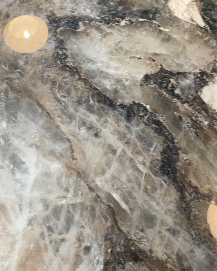 Kan man blive forelsket i sten? Svaret fra alle i Lehns Hus i dag er et rungende ja! Vi har nok fået verdens smukkest bordplade på vores køkkenø.
Og det er bestemt ikke bare en bordplade. Det er et stykke af et gammelt flodlejre i Brasilien, hvor sand er blevet til kvartsit.
Det grønne er mineraler fra floden og de gennemsigtige områder er ren kvarts.
Køkkenet er designet og produceret af de dygtige @brdpagh.furniture . Bordpladen er nøje udvalgt af de samme og selve stenen kommer fra @encnatursten
Vi er helt vilde med den og den er fantastisk at gå på opdagelse i. Wauw!