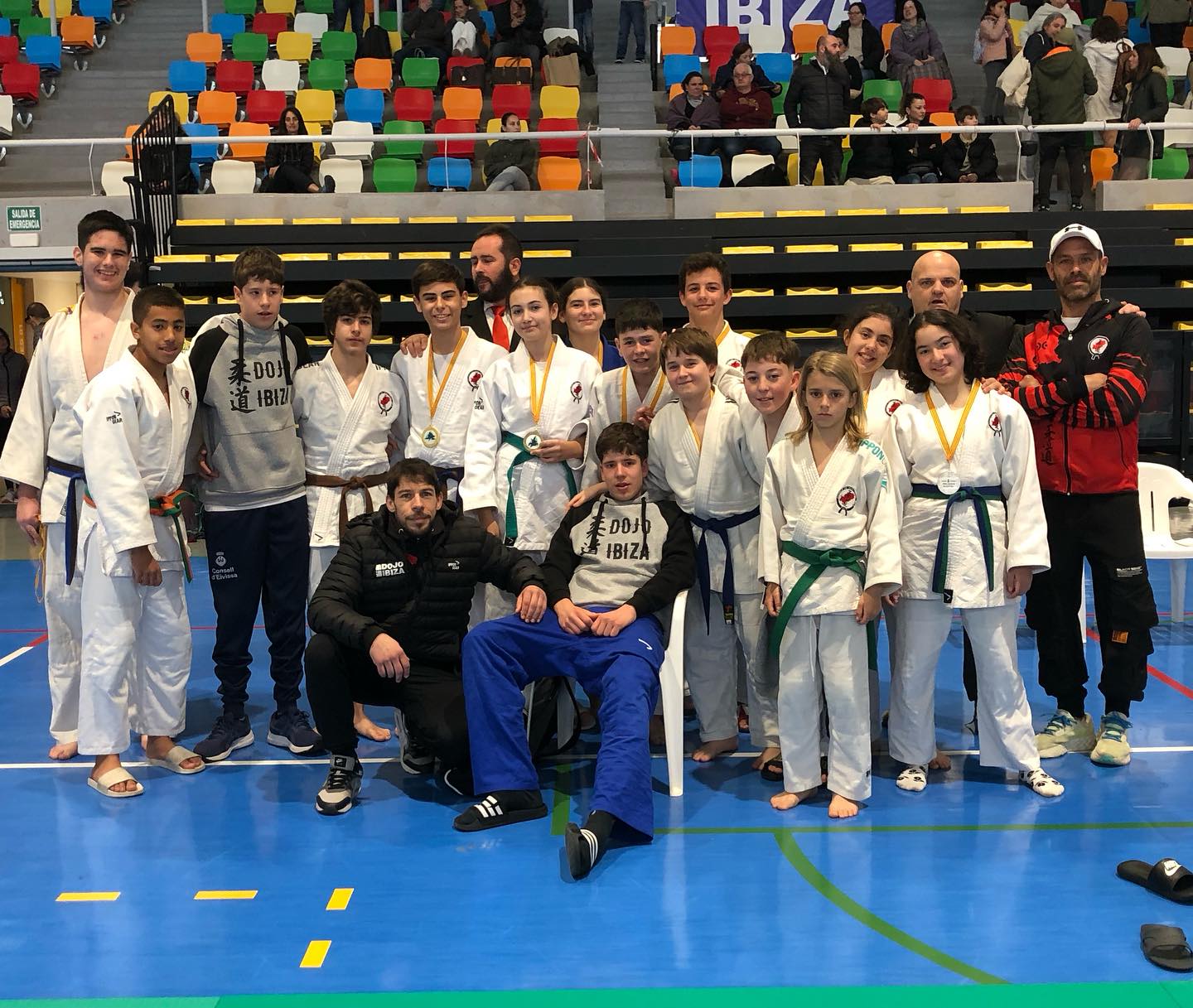 Hoy se ha celebrado la final insular escolar (infantil/cadete). No ha sido la mejor competición a nivel de resultados pero no siempre salen las cosas como queremos. Eso es el judo, superación día a día, caer y volver a levantarse! Enhorabuena a los campeones (7 medallas de oro) y al resto del equipo por el trabajo que llevan haciendo durante toda la temporada. No podemos estar más orgullosos de tod@s ell@s! Gracias a los árbitros Rodrigo y Raül y también a Pol que han colaborado para que la competición sea un éxito a nivel organizativo
Dar la enhorabuena al resto de clubes por los resultados
Nos espera la final Balear el 30 de marzo para tod@s los clasificad@s! Así que seguiremos entrenando para dar lo mejor!
También dar ánimo y desear una rápida recuperación a nuestro compañero Telm que acabó lesionado
Hugo Riera 🥇
Diego Martinez 🥇
Eric Ferrer. 🥇
Alai Torres 🥇
Pep Ribas 🥇
Sara Guasch 🥇
Antonio Fernandez 🥇
Marc Rueda 🥈
Izan Alcoba 🥈
Leonora Huaman 🥈
Carla Sarvise 🥉
Lucia Camacho 🥉
Telm Tur 🥉
Mohamed Ali 🍫
Seguimos sumando! 💪🏼🥋