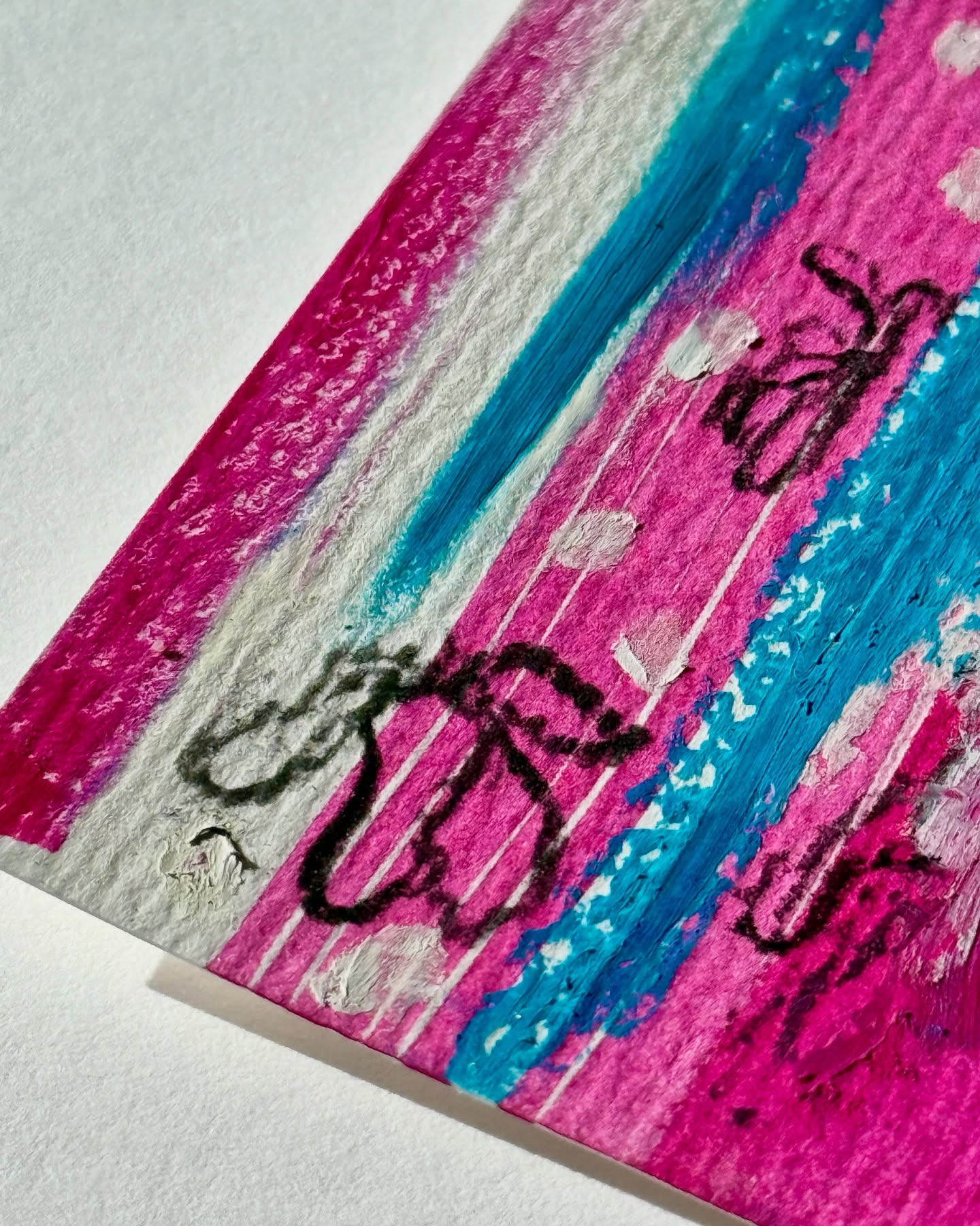 details 🩷💙🤍🖤