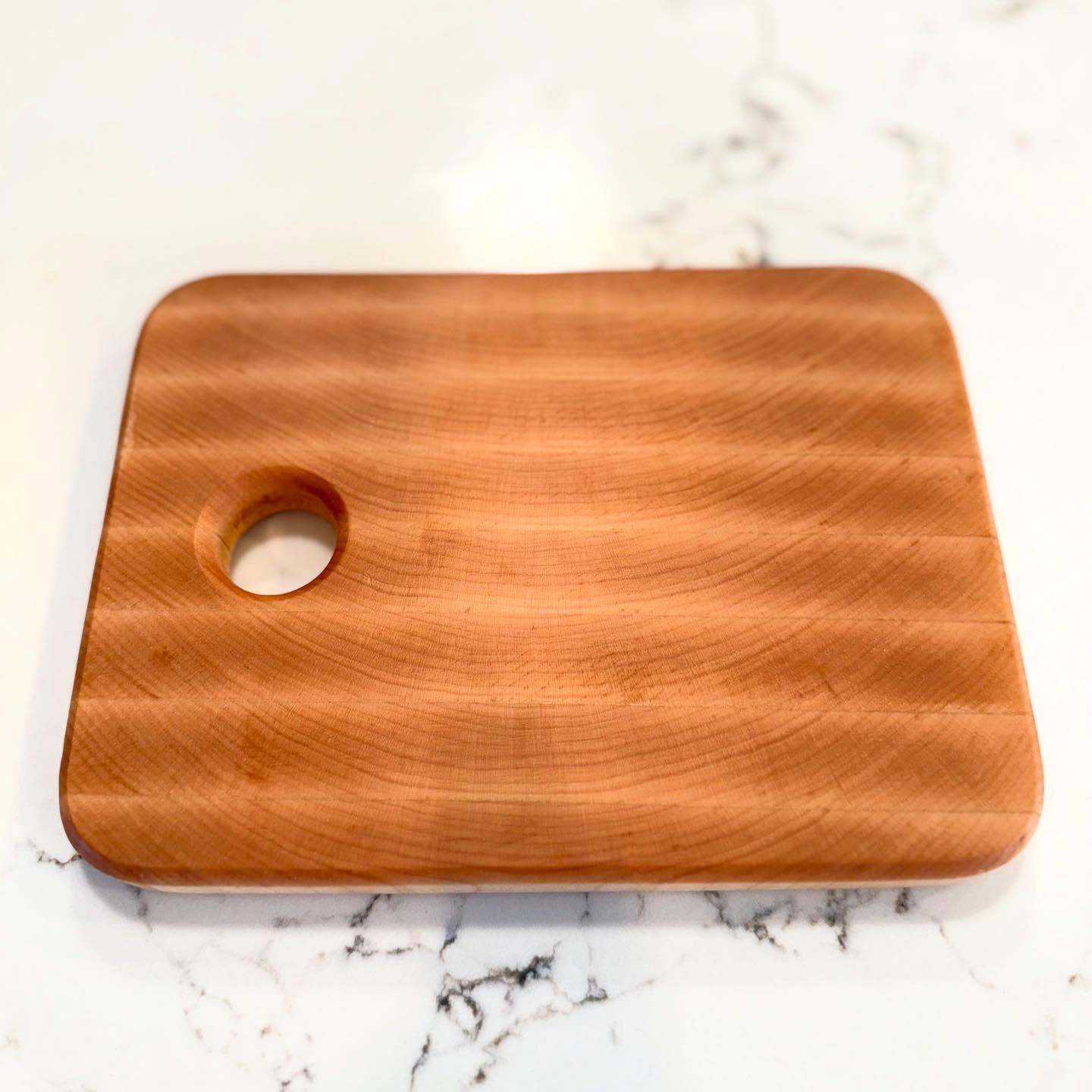 End grain mini cutting boards now up for sale! 🧑🍳 🔪
Made from maple or maple and cherry, these mini cutting boards are perfect for chopping up herbs, fruit, or any other small food. The end grain creates a very durable surface that is easy ok knives and the best part, no plastic residue.
Limited quantity so be sure to order quick 💨 Head to my website www.homadewoods.com to place your order.
#woodworking #smallbusiness #cuttingboard #woodcuttingboard