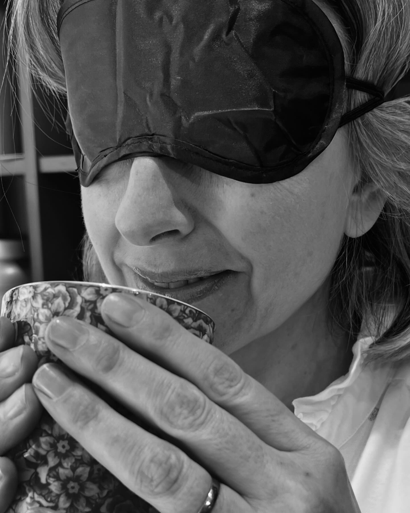 🫖 LE MASQUE…ET LA TASSE 🫖
Faites vous confiance à vos sens ? 😎
Tea in the dark 🌚🌚🌚
Jeudi 27 mars 19h - 30 € à la boutique
Une expérience ludique et sensorielle où tous nos sens vont être sollicités… Déguster thés et infusions chauds, froids, pétillants, fermentés… à l’aveugle - guidés par vos sens bien sûr et orientés par un texte ou une musique… Attention aux pièges !
Un jeu de devinettes gustatives bluffant, à vivre avec des amis, des collègues, des inconnus…
Vous aimez déguster ? Être surpris ? Alors la soirée Tea in the dark est faite pour vous !
Inscriptions en MP ou via le lien en Bio.
#tours #toursmaville #tourscity #toursvaldeloire #regioncentrevaldeloire #sortiratours #toursevenements #betjemanandbarton #toursetmoi #tisanebio #sansalcool #thenoir #teapairing #naturel #bienetre #toursvaldeloiretourisme #myloirevalley #touraineloirevalley #miam #yummy #ceramicinspirations #excentric #inthedark #danslenoir #alaveugle #accordmetsetthes #fromage #cheese #instatea #blindtest