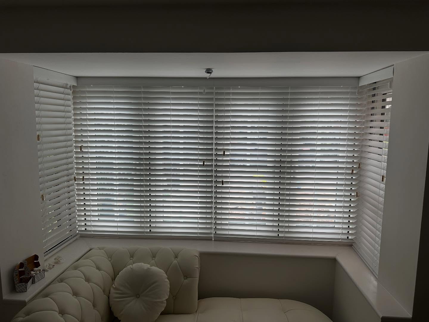 ✨ Transform your bay window with elegance! Our white Venetian blinds with gold acorns add a touch of luxury to any room. They’re perfect for enhancing natural light while providing privacy.
🏠 Visit us at North London Blinds and let your windows shine with sophistication!
#HomeDecor #VenetianBlinds #InteriorDesign #WindowTreatment #NorthLondonBlinds