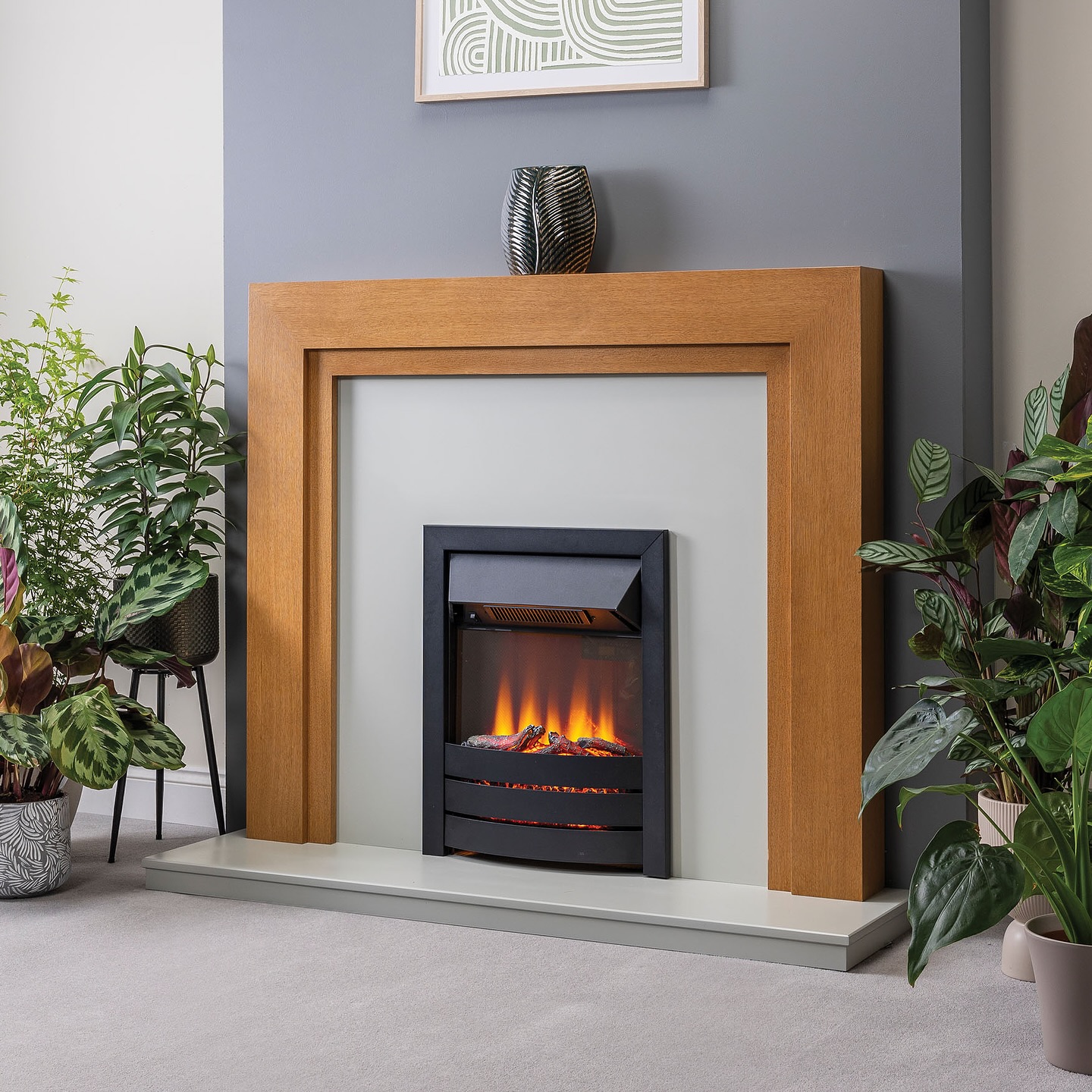 Wood tones are so popular right now and how better to utilise them in your home than with the contemporary Syndey mantel from @focus_fireplaces?
Shown here in Light Oak/Medium Veneer and our @solutionfires SLE40i electric fire.