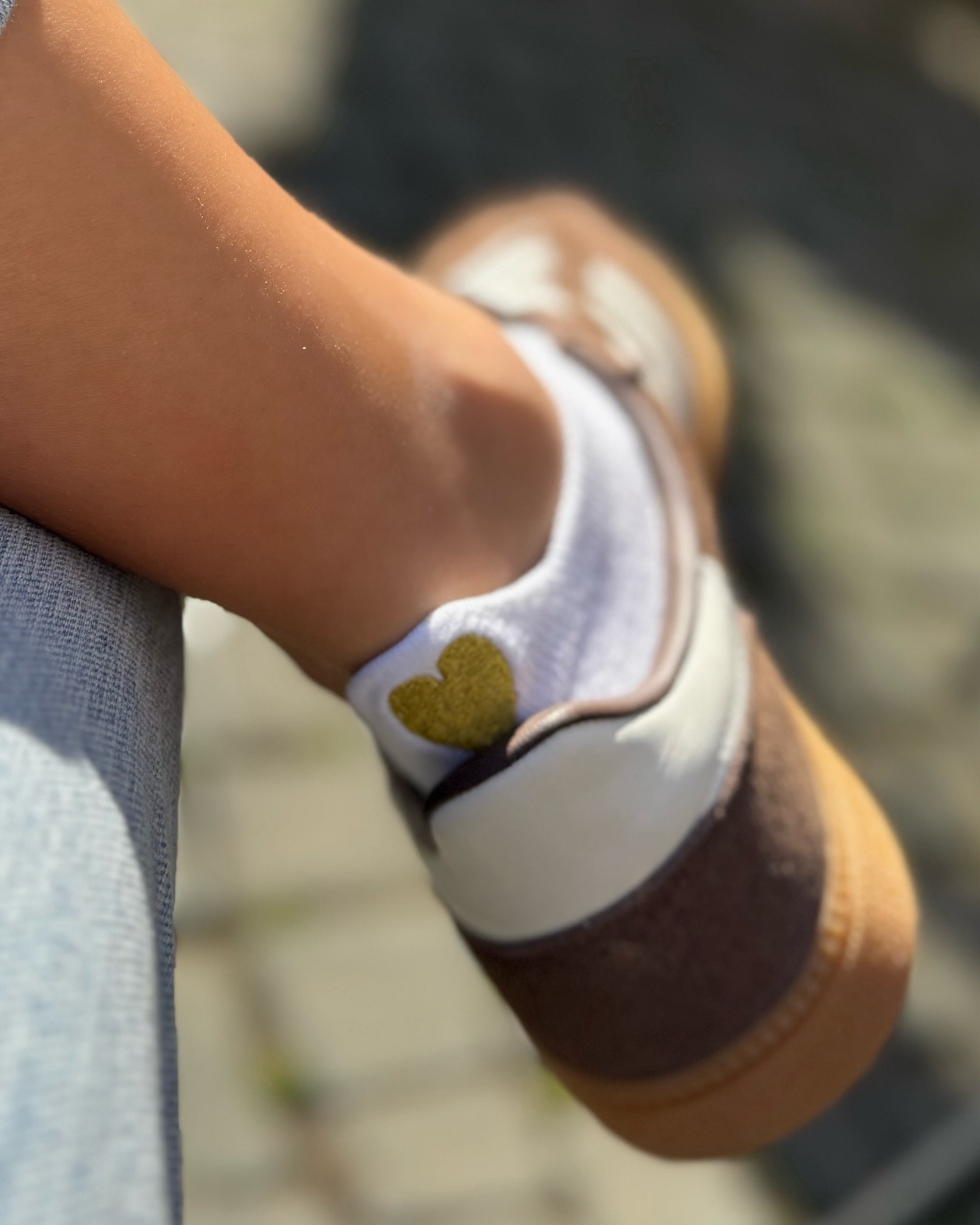 Sunshine for your feet! ☀️ Unsere süßen Socken bringen Farbe und Freude in deinen Alltag. Komm vorbei und finde dein neues Lieblingspaar! 🧦✨