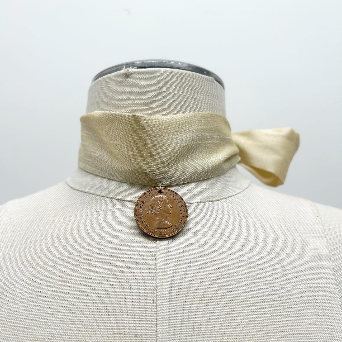 Natural Silk choker
Queen Elizabeth 1967