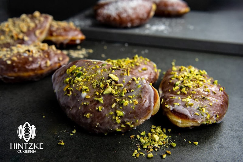 ‼️ TŁUSTY CZWARTEK! U nas przygotowania idą pełną parą. W tym roku przygotowaliśmy dla Was PĄCZKI RZEMIEŚLNICZE w 3 smakach PREMIUM:
- PISTACJA❗️(biała czekolada z pistacją)
- BUENO (czekolada mleczna z orzechem laskowym)
- RAFFAELLO🥥(biała czekolada z kokosem i orzechem laskowym)
Który będzie Waszym ulubionym? 🤔🤔
Zapraszamy do naszych cukierni w #rumia #reda #puck #władysławowo #jastarnia ! 😊🍩