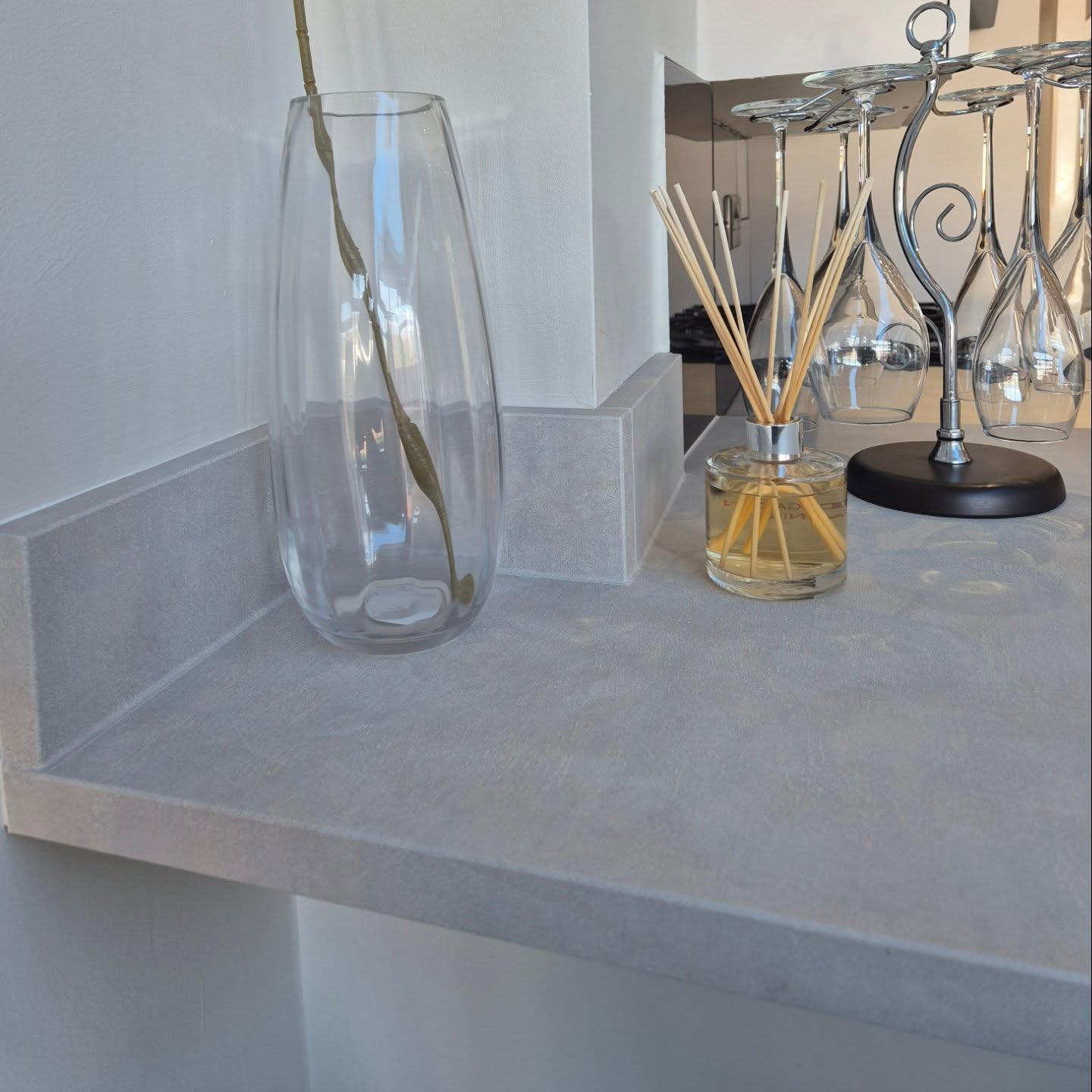 Transformation complete ā
ļø
The customer is absolutely overwhelmed with the final results as well as us š
- Modern Stone countertops
- Matt Stone finish doors & panelling
#stunning #kitchenwrapper #wrapped #interiorwraps