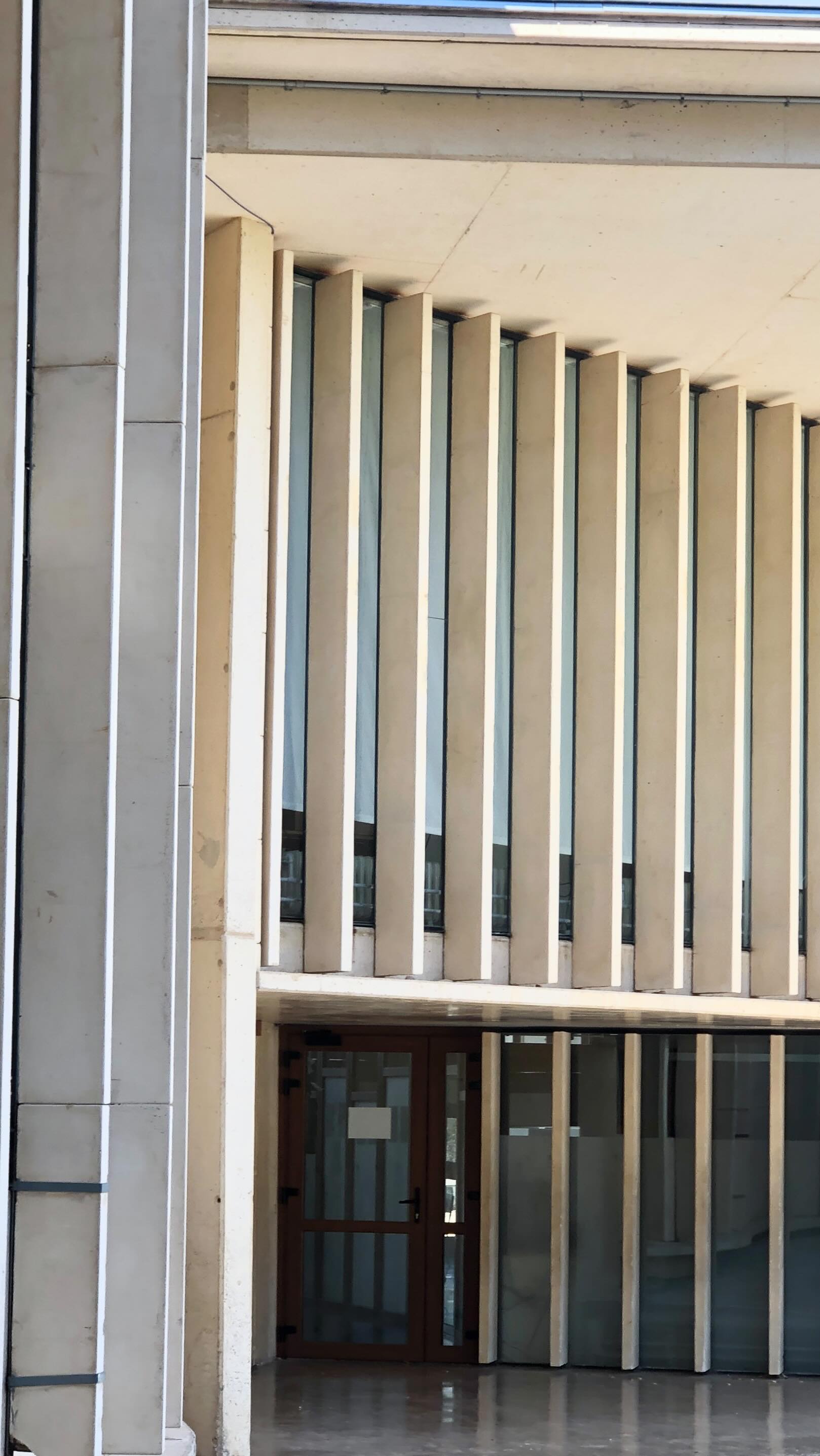 Gràcies al @coacv.col.legiarquitectes per portar-mos de la mà a @cevisama ‘25 dintre del #stonegallery i parlar de les aplicacions de la pedra natural dintre dels projectes arquitectònics. Des del nostre estudi Vicente Dualde ha exposar dos projectes situats a #Morella, primer la urbanització del passeig de l’Alameda on l’urbanisme pren la referència dels murs de pedra en sec que constitueixen el paissatge de la comarca Dels Ports. En segon lloc, l’ampliació del CEIP Verge de Vallivana, que es soterra per a connectar-se amb l’edifici existent i ampliar el pati apareixent com un altre mur de pedra dintre del paissatge de la ciutat.
Enhorabona a la resta de companys/es de la província de Castelló, València i Alacant ha estat una jornada molt interessant!
•
#cevisama #morella #elsports #pedranatural #piedranatural #stone #landscape #paisagismo #architecture #arquitectura #conferencia #lecture #virtuarchstudio #valencia