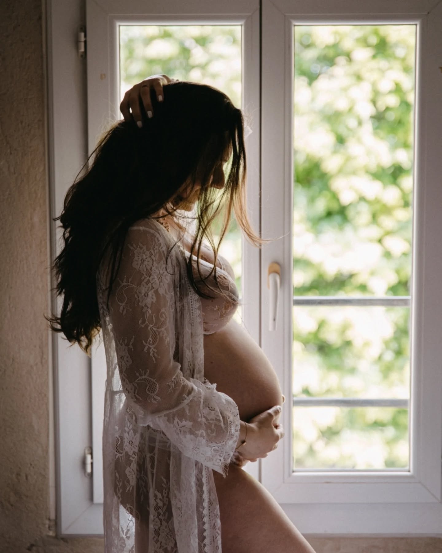 "Le monde autour de toi est dur, concentre toi sur ce que tu aimes" 🌷
Le peu d'informations que je reçois de l'extérieur me paralyse, je me sens impuissante et si petite, tout de suite la culpabilité d'avoir mis mes enfants dans ce monde de dingues, et tout de suite trouver l'apaisement et le sens de ma vie quand je les regarde... Ambivalence est un beau synonyme du mot "maternité" 🙃
Je me sens dépassée alors je me concentre sur ce/ceux que j'aime, sur ce qui est doux, sur ce qui compte pour moi, et sur ce que j'ai envie de partager. Si je parle de ça c'est parce que ça me fait toujours un peu bizarre de partager mes photos quand le monde extérieur est en flammes et la violence omniprésente, comme si c'était un peu naïf de ma part de parler d'amour.
Pourtant c'est ce pour quoi on aurait envie de résister non ? C'est ce nous donne envie de continuer, c'est parce que l'amour, la maternité, les futurs enfants à naître représentent l'espoir et la lumière dans le chaos ❤️🔥 et que cet éclat ne devrait pas prendre moins de place que les nouvelles sombres et dramatiques
Alors même si ça peut paraître un peu futile, je continuerai de partager des gens qui s'aiment et font la vie plus douce, c'est ma manière à moi de résister 💫
Je replonge dans ces photos réalisées en 2023, pour mon neveu qui était encore au chaud au creux du ventre de sa maman, déjà enveloppé par les grandes mains et la voix familière de son papa, tous les deux impatients de le rencontrer et le couvrir d'amour 🌷
#photographeprovence
#aixenprovencephotographer #luberonphotographer #photographeaix #photographeluberon #mumtobe #pregnancyshoot #naturallightphotography #authenticlovestories #belovedstories #truelove #couplegoals #eyemamaproject #motherhood