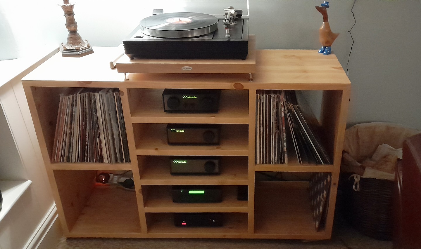 It’s always great to receive pictures from happy customers of their HiFi and record storage furniture in situ 🙂. Loving the vintage @naimaudio gear. 👌
#woodfurniture #interiordecorating #promotion #interiordesign #interiorandhome #vinylrecord #hifi #recordplayer #recordplayerstand #instadaily #instawoodworkers #madeinuk #furnituremakers #furnituredesign #hifi #hifirack #bookshelf #woodbookshelf #hifistand #bedsidetable #vinylstorage #cdstorage #tvunit #vinylrecordcollection #vinylrecordcollector #naimaudio