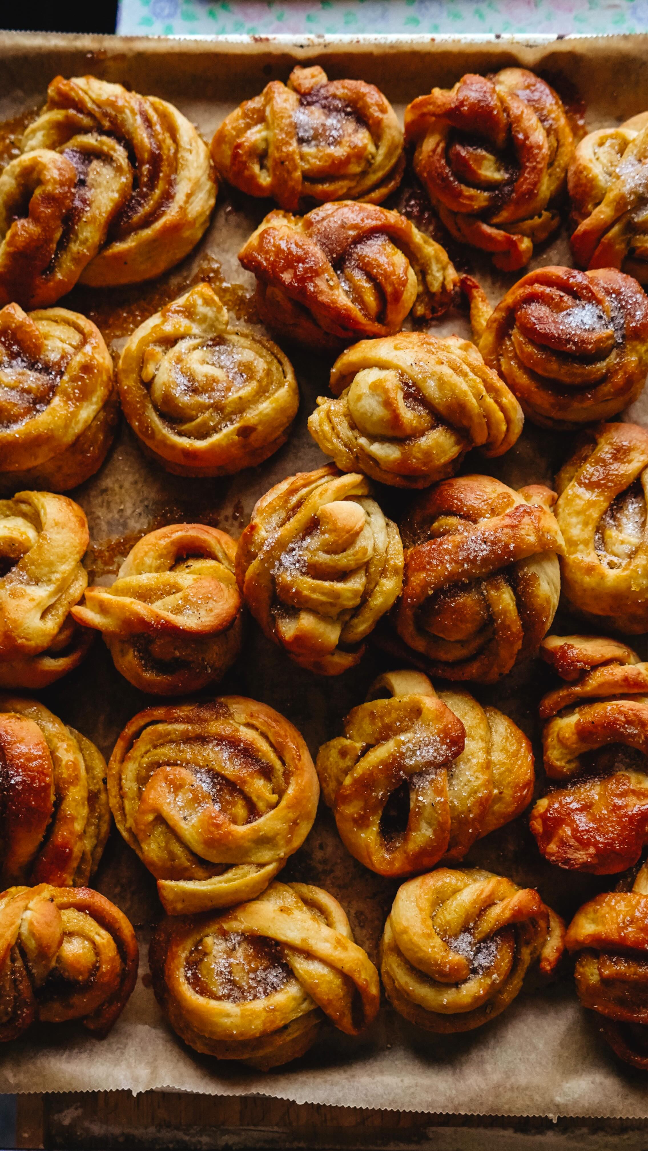 Cardamom buns & magic at the end.. šš« also a review from the the Danish pastry expert himself #vegan #cardamombuns #baking #denmark #scandi