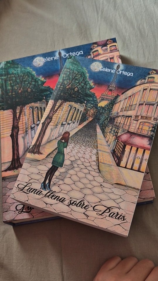 Feliz cuarto aniversario a "Luna llena sobre París".
Este video muestra desde mis primeras anotaciones hasta que finalmente se convirtió en un libro, ¡y con dos ediciones!".
Es una historia a la que le tengo mucho cariño y en la que, a diferencia de mi primer novela, ya tenía mayor conocimiento de cómo llevar un proceso de escritura, ¡aunque sigo aprendiendo!
Gracias a todos los que le dieron amor a esta historia, espero que más lectores lleguen a ella en el futuro.
#lunallenasobreparís #seleneescritora #novelasdeamor #novelasderomance #lovestories #escritoresdeinstagram #instagramwriters