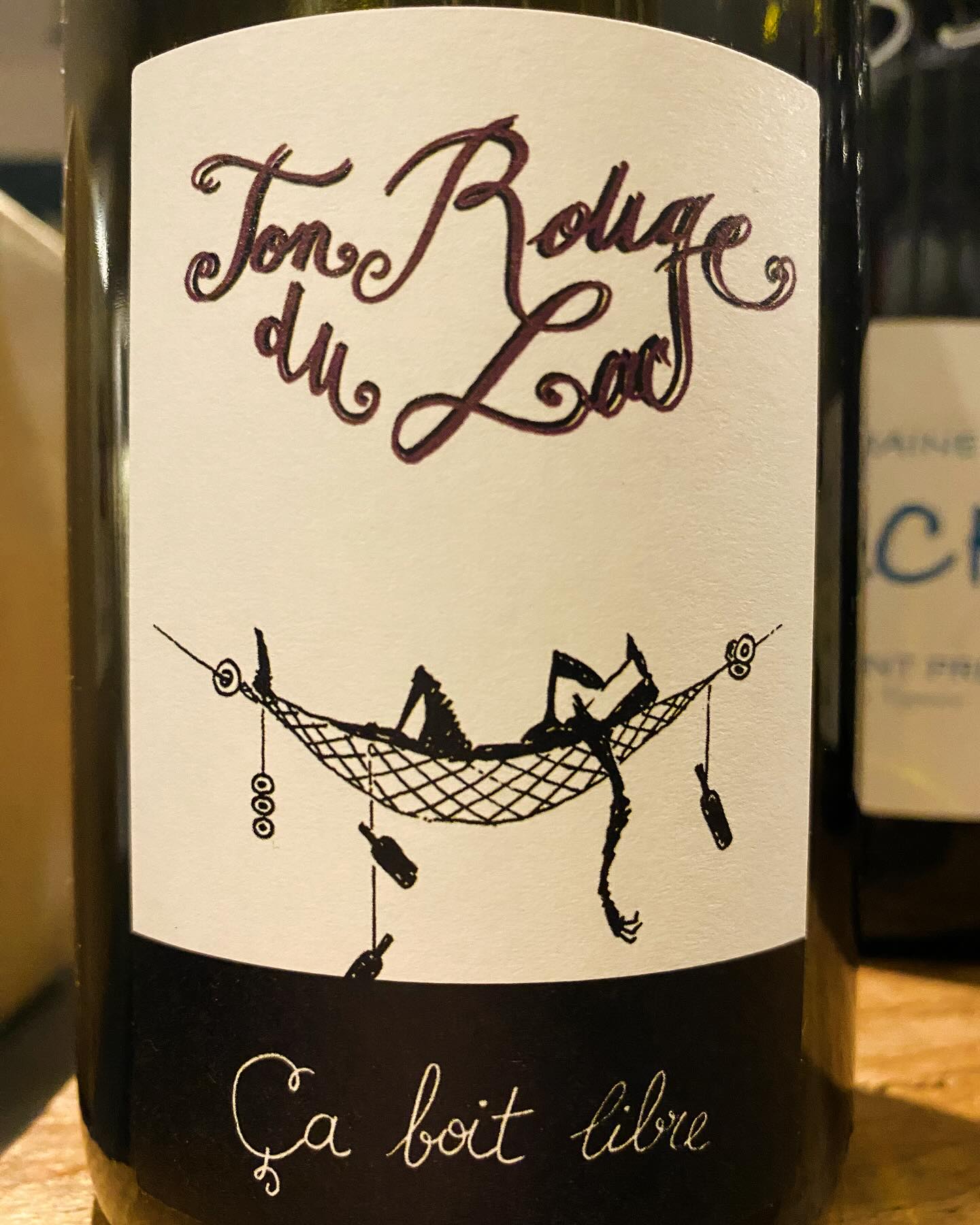 Perfect Pinot. So food-hungry, it nearly ate my cerf terrine.
#bastiangoddard #vindesavoie #pinotnoir #tonrougedulac 💧 🍷