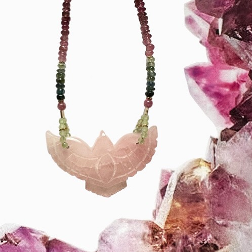 ✨Love protection and energy✨
✨Élégance, puissance et douceur s’entrelacent dans cette création unique.
Notre collier Aigle sculpté en Quartz Rose est sublimé par un délicat enchaînement de perles en Tourmaline multicolore, offrant un équilibre harmonieux entre protection et énergie bienfaisante.
✨ Le Quartz Rose, symbole d’amour inconditionnel, diffuse une aura apaisante et réconfortante.
✨La Tourmaline multicolore insuffle une énergie vibrante et équilibrante, favorisant l’harmonie intérieure.
Une pièce rare et précieuse, disponible dès maintenant sur notre nouveau site : www.schadejewellery.com
✨Elegance, power and softness intertwine in this unique creation.
Our Eagle necklace sculpted in Rose Quartz is enhanced by a delicate chain of multicolored Tourmaline beads, offering a harmonious balance between protection and beneficial energy.
✨ Rose Quartz, a symbol of unconditional love, diffuses a soothing and comforting aura.
✨ Multicolored Tourmaline instills a vibrant and balancing energy, promoting inner harmony.
•
•
•
#SchadeJewellery #CollierUnique #QuartzRose #Tourmaline #BijouxArtisanaux #ÉnergiePositive #energy #love #necklace #handmadejewelry #montmartre #paris #amerindien