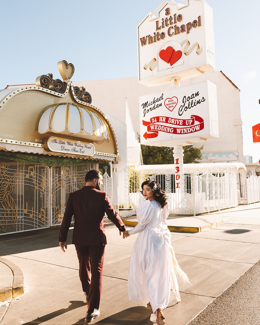 • A White Little Chapel
• Parmi les chapelles mythiques de Las Vegas, @alittlewhiteweddingchapel est sans doute la plus emblématique. Son charme vintage, ses arches blanches et son célèbre service “Drive-Thru Wedding” en ont fait un lieu incontournable pour des unions à la fois intimes et décomplexées.
• Des icônes comme Frank Sinatra, Britney Spears ou encore Paul Newman s’y sont mariés, inscrivant ce lieu dans l’histoire des mariages les plus insolites et mémorables.
• Un symbole d’amour décomplexé, à la fois vintage et intemporel.
———
• A White Little Chapel
• Among the legendary chapels of Las Vegas, @alittlewhiteweddingchapel is undoubtedly the most iconic. Its vintage charm, white arches, and famous “Drive-Thru Wedding” service have made it a must-visit destination for intimate and carefree unions.
• Icons like Frank Sinatra, Britney Spears, and Paul Newman have tied the knot here, securing this chapel’s place in the history of the most unique and memorable weddings.
• A symbol of carefree love, both vintage and timeless.
#weddingplanner #frenchplannerfrenchweddingplanner #frenchweddinginspiration #frenchwedding #lasvegaswedding #weddingplannerbordeaux #altwedding #lasvegaschapel #inspirationmariage #mariage #mariage2025 #mariage2026 #awhitelittlechapel