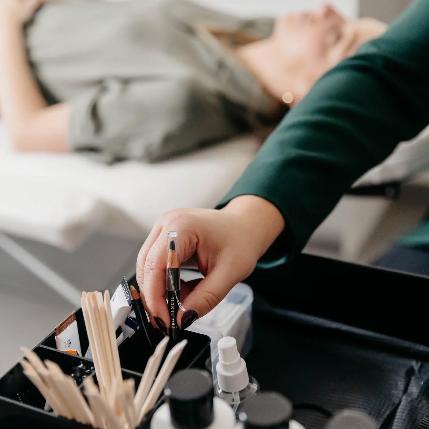 Ik bied niet enkel make-up diensten en make-up workshops aan.
Jullie kunnen bij mij ook terecht voor wimper- en wenkbrauwbehandelingen.
Een mooie, verzorgde uitstraling in een handomdraai. Geen gedoe meer met bijtekenen of klungelen met mascara – gewoon snel en gemakkelijk, elke dag stralend.
#wenkbrauwen #wimperlift #wimpers #wimperstylist #wenkbrauwstyling #wenkbrauwepileren #wenkies #mua #browlamination #Browstyling #browstylist