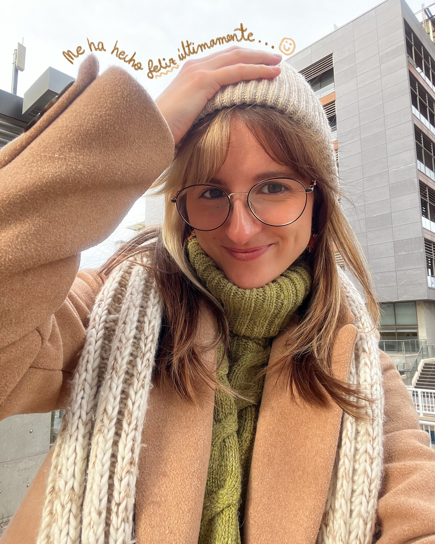 Querido diario de gratitud digital… 💌
La vida va muy rápido y quiero aprender a detenerla un poco. O a disfrutarla más, al menos. Ya casi empezamos marzo y yo aún me siento tragando las uvas. Pues un brindis por los pequeños momentos 🥂
Mañana nos vemos en Zaragoza y el 7 de marzo en Elche. Estoy deseando cantarnos 🤎 entradillas y horarios en mi perfil
Pd: no, no es de compromiso jeje
#diariodegratitud #journaling #handwritten