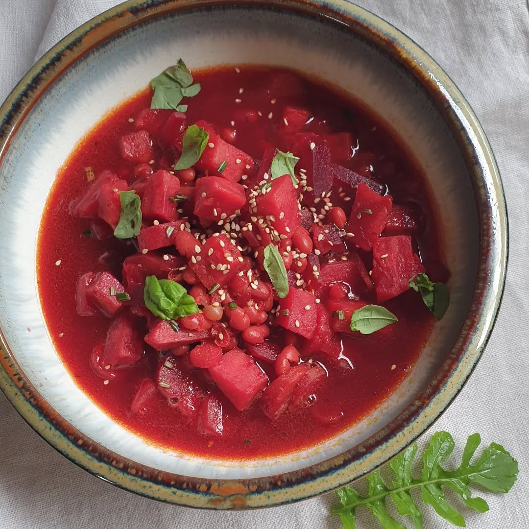 Vitalstoffpower Eisen & Folsäure und perfekt für den Frühjahrsübergang: Die Rote Bete ♥️
Die Erdknolle hat so viel zu bieten...
• mit Eisen und Folsäure ein wertvoller Begleiter für Schwangerschaft und Wochenbett
• stärkt Rakta Dhatu (Blut, insbesondere Hämoglobinanteil)
• Detox Wirkung: unterstützt Leber und Galle, wirkt entgiftend
• süß und erdend balanciert Vata, ist für alle 3 Doshas geeignet auch besonders für Kapha mit erhitzenden Kombis/Gewürzen wie Meerrettich, Senfsaat
• reich an Antioxidantien, positive Wirkung auf Cholesterinspiegel, Ballaststoffe unterstützen Verdauung, ...
Tipp: 👉kaufe am besten Bio Gemüse, so kannst du sie mit der Gemüsebürste reinigen, nur Strunk und Wurzeln abschneiden und ungeschält verarbeiten. So bleiben mehr Vitamine und Vitalstoffe erhalten
💡Vorm Servieren mit etwas frischer Zitrone oder Mandarine beträufeln, da Vitamin C die Aufnahme des enthaltenen Eisens unterstützt
Auf dem Bild als Eintopf mit Karotte, Petersilienwurzel und weißen Bohnen mit Rosmarin und Rucola
Es ist bald wieder Detoxzeit 💚
Alles liebe Tina
#ayurvedablog #ayurvedadetox #ayurvedahealing
#wochenbett #schwangerschaft