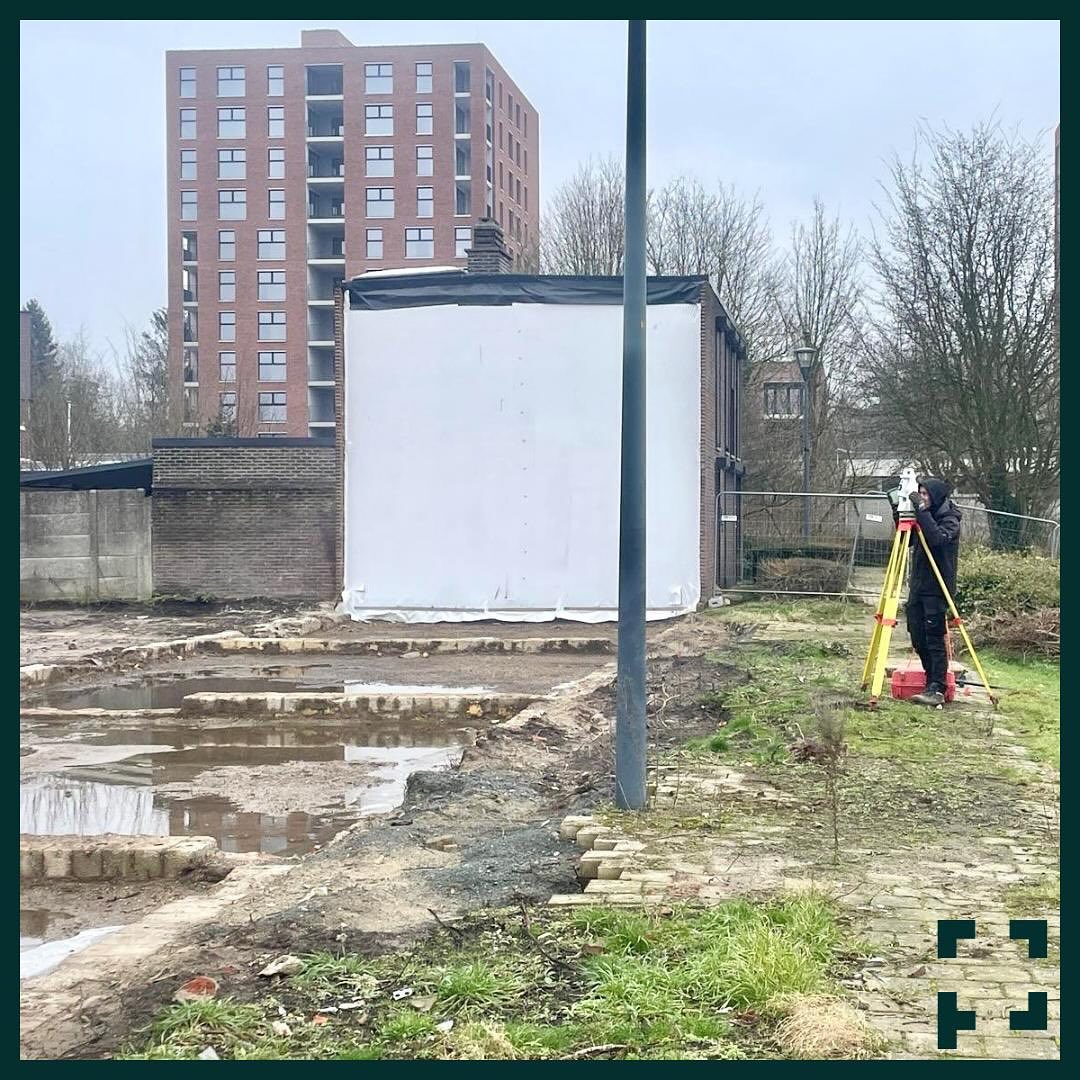 NIEUWE WERF‼️
In Turnhout mogen we de uitzetwerken uitvoeren van 58 nieuwbouwwoningen 🏠🏗️. Om de werken te starten hebben we eerst de oude funderingen en bestaande wachtgevels opgemeten om de inplanting van de nieuwe woningen vast te kunnen leggen 📏.