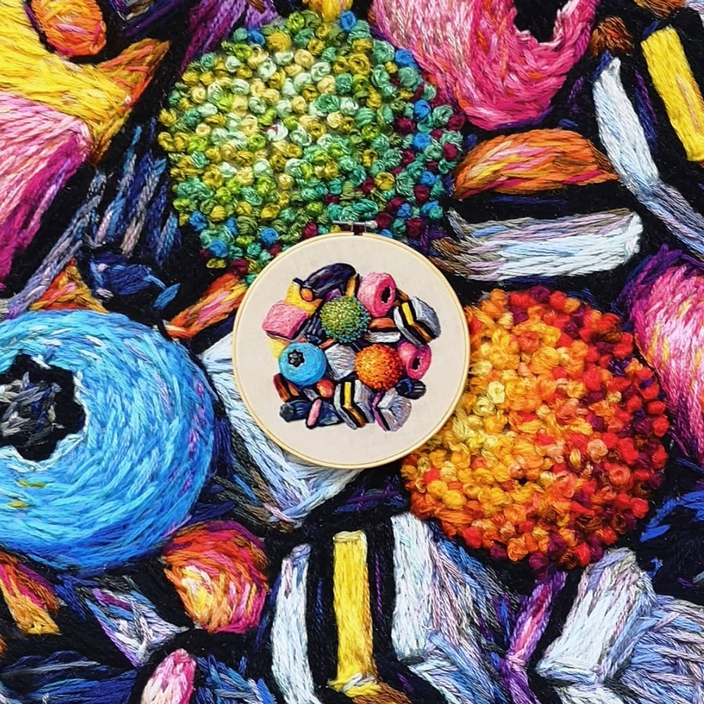 An original on a print.
Yoh, but how I love to sew a sweet.
🧵🍬✨
#needlework #allsorts #stitched #originalvsprint #embroidery