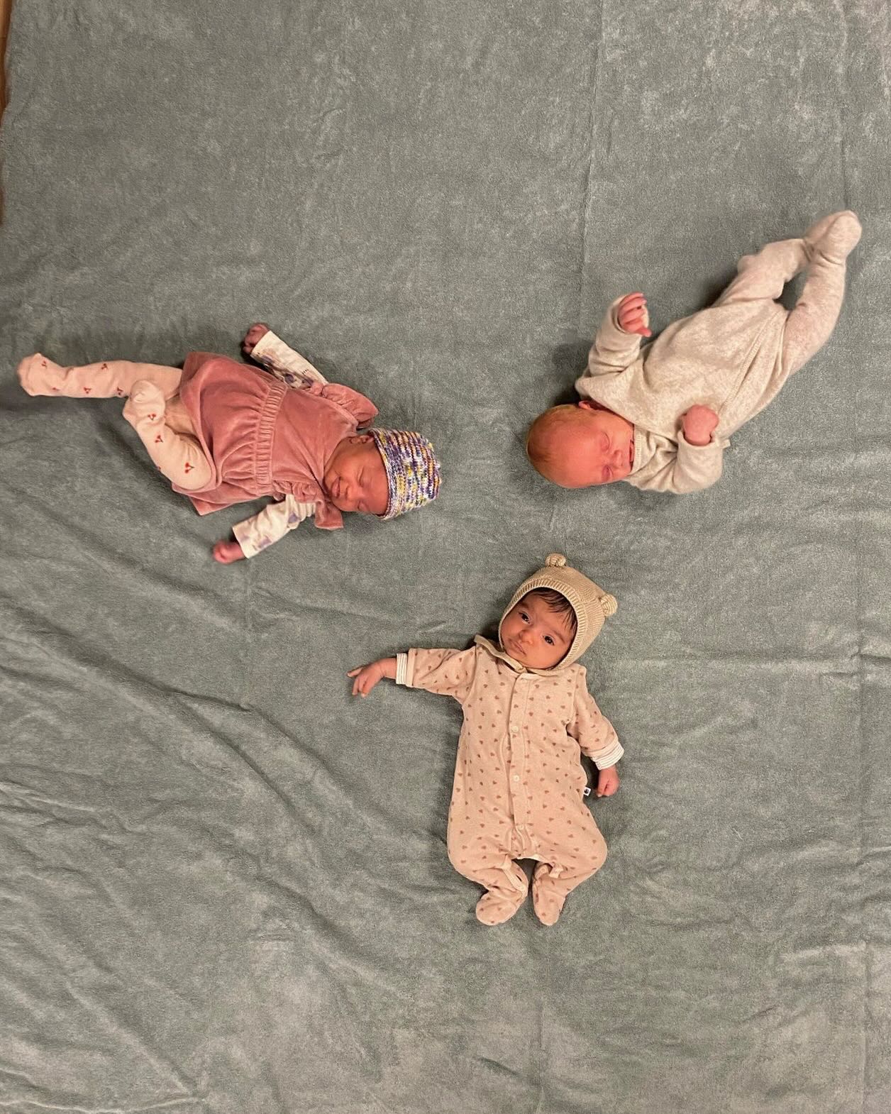 Bij de laatste bijeenkomst van de centering pregnancy bij ons op de praktijk, komen uiteraard ook de baby’s mee 💜 Allemaal trotse moeders! Voor verloskundige Sanne een moment om even te genieten van al die kleintjes. Alle verhalen worden met elkaar uitgewisseld, fijn om zo samen terug te blikken. #centeringpregnancy #verloskundigenamstelveen