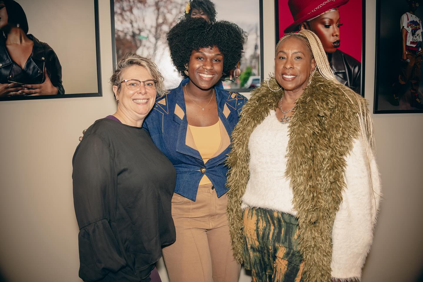 POV: Your immersive photo exhibit becomes a hub for Black community, love, joy, herstory, and Philly pride! 😍🫂🖼️🥽✨ #Satisfaction
We’re extremely grateful to everyone who took the time to support “SIMBY Presents: The Voices of Sisterly Affection” by @thekyrawilliams in the middle of #BlackHistoryMonth. 🖤 Even with the excitement of the @philadelphiaeagles parade and Valentine’s Day, people across generations, races, cultures, cities, and communities came together at the @freelibrary’s @flpteencenter to celebrate SIMBY, our city, and the next generation of Black storytellers. So many guests walked away educated, inspired, and exposed to VR for the first time. 🥹 Our hearts are full from the impact of this art and our partnership with @freelibraryexhibits and @pstv_sdp is just getting started. ☺️
Sign up for tours and school visits by emailing Suzanna Urminska, the library’s curator of exhibitions, using the link in our bio! 🔗
A very special thank you to Sylvia Benjamin, DJ @olliej6285, @starry.zari, Naiser Warren-Robinson, @manuelyepez, the models/MUAs/hair stylists, and every donor who contributed to our GoFundMe! We could not have pulled any of this off without you! 🫶🏾
📸: @pstv_sdp
#BlackMusicCity | @recphilly @wxpnfm @wrtimusic @william_penn_foundation