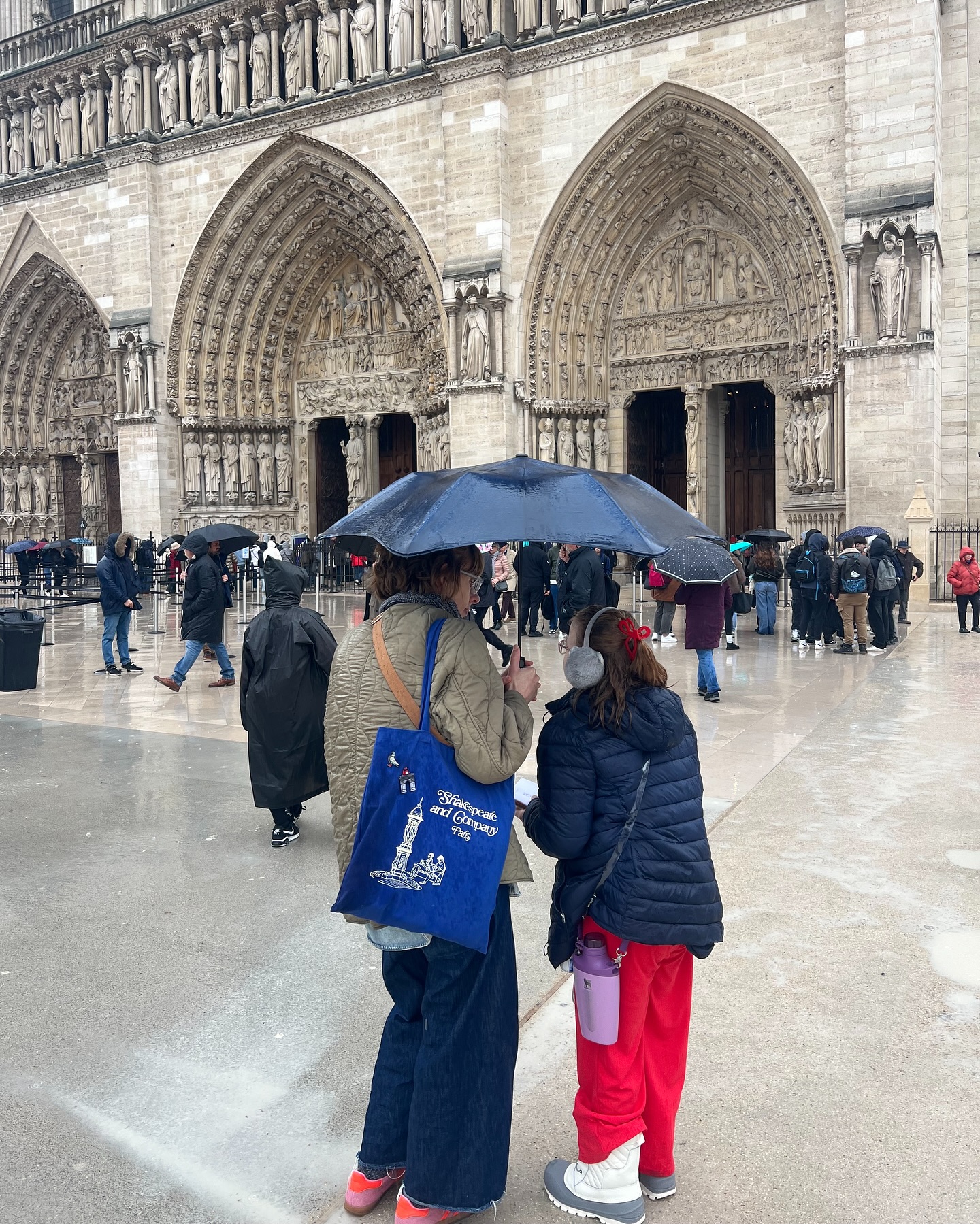 “Do you do tours even if it’s raining?” Yes!! The truth is… it rains a lot in Paris in all seasons 😅 so you can’t really avoid it! Last week I gave a tour to a mom and daughter in torrential rain and we made extra stops in cafes, bookshops and churches to have a break from all the wetness. You wouldn’t even know it was pouring from the smiles in these photos 😉 Bonus pictures at the end from a proud 10 year old finding a 100 point invader 👾 thanks for a fun morning sous la pluie, @rachelzf! ☔️
.
.
.
.
#paris #parisguide #parisfamilyguide #parisenfamille #pariswithkids #parisfrance #parisjetaime #paristourisme #paristourism #paristourguide #parissouslapluie