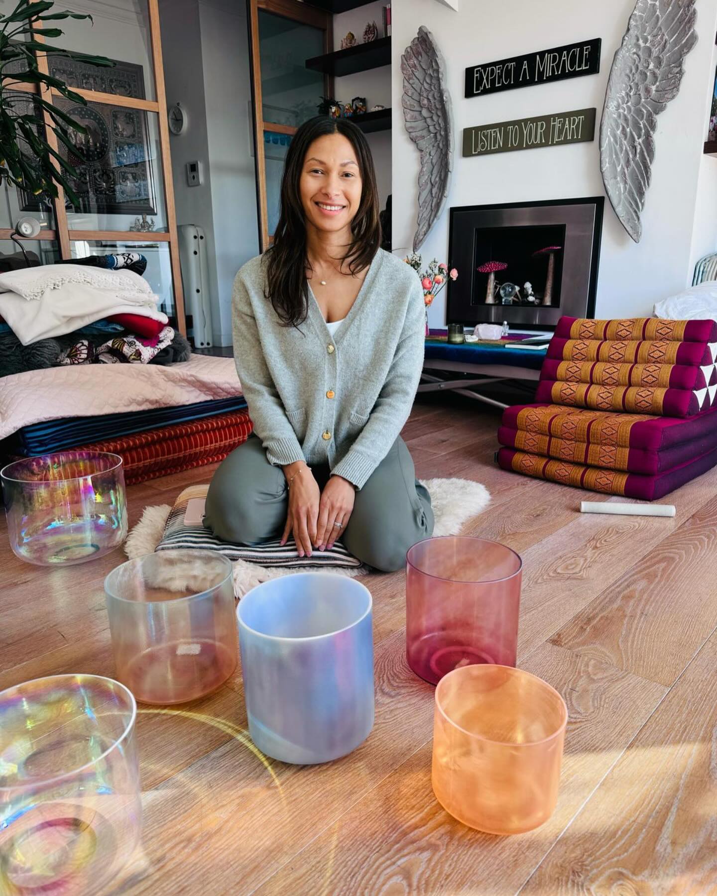 Feeling excited as I add to my collection of alchemy bowls ✨thank you to the lovely @carlygrace___ for this connection 💕
#soundhealing #soundbath #crystalbowl #singingbowls