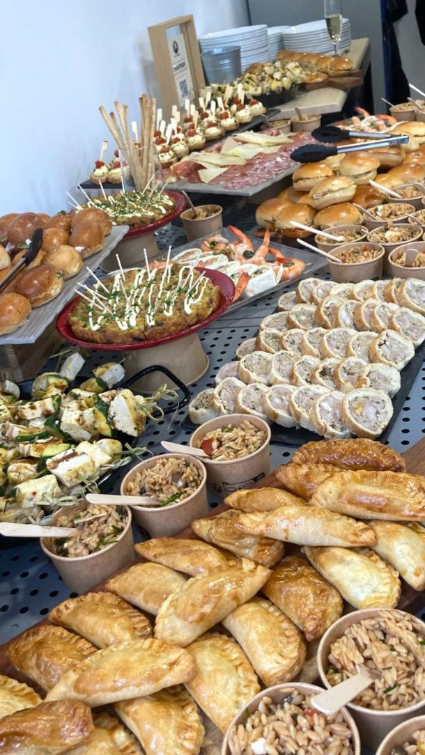 Vous avez un événement de prévu prochainement ? #mariage #evjf #anniversaire #potdedepart🍾 #crémaillère ...
On peux vous trouver le buffet qui s'adaptera le mieux à votre événement et vos envies.
- buffet de tapas pour un cocktail dînatoire convivial
- buffet plus traditionnel avec viandes froides, salade...
avec ou sans animation culinaire (découpe de jambon, paella et autres plats)
...
Contactez-nous pour un devis 😉